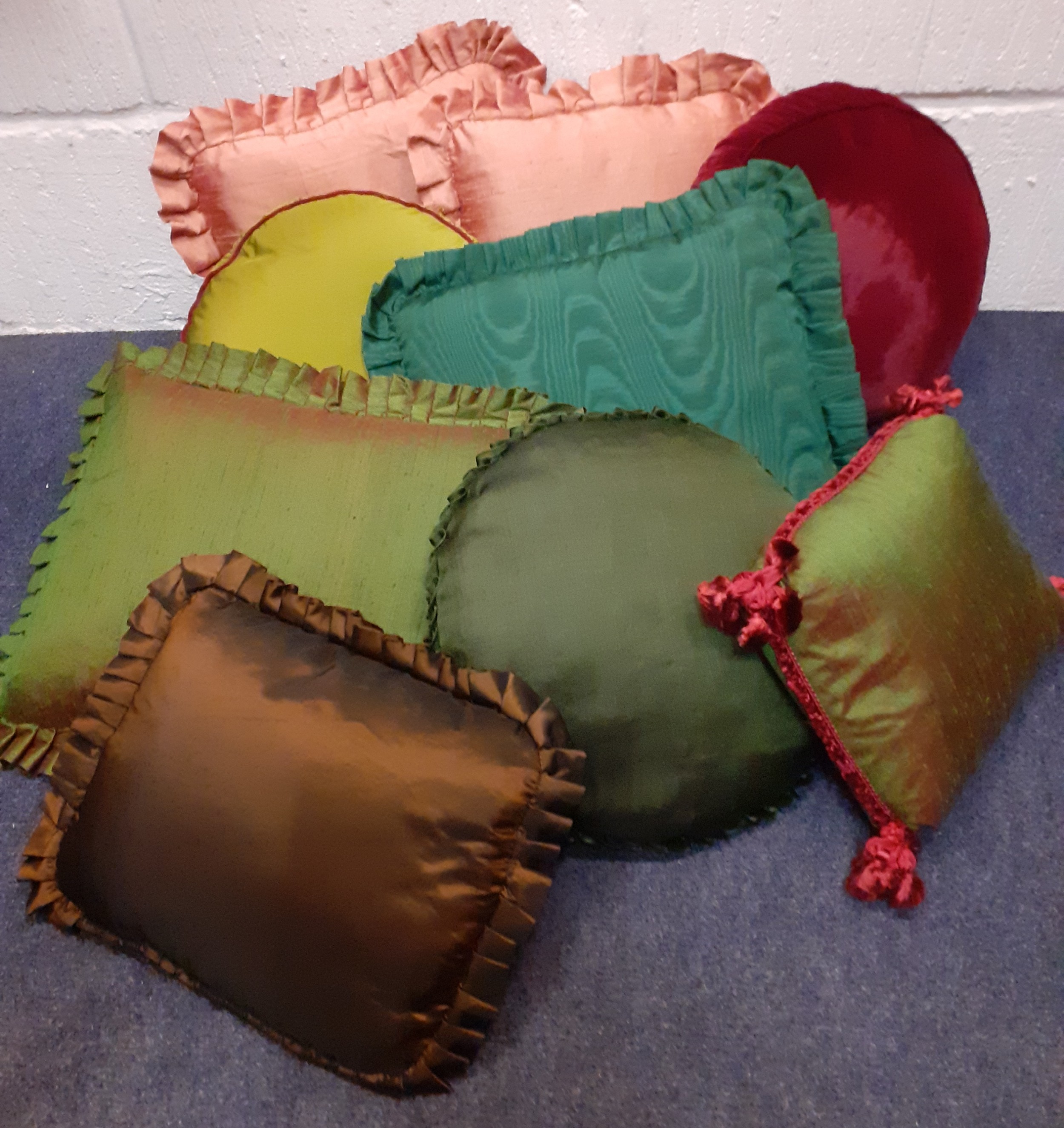 Nine vintage bespoke cushions to include embroidered, silk and beaded examples. Location: - Image 6 of 6