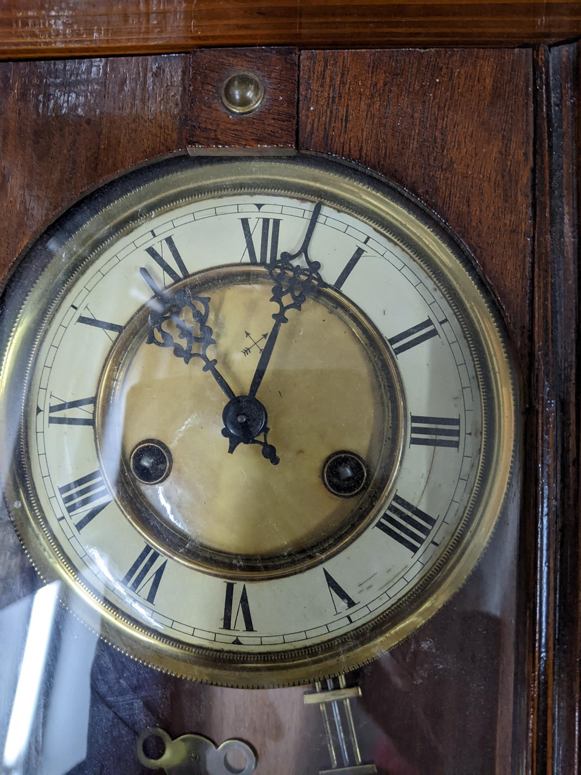 A Hamburg American Clock Co Vienna regulator style wall clock with pendulum and key Location: - Bild 2 aus 2