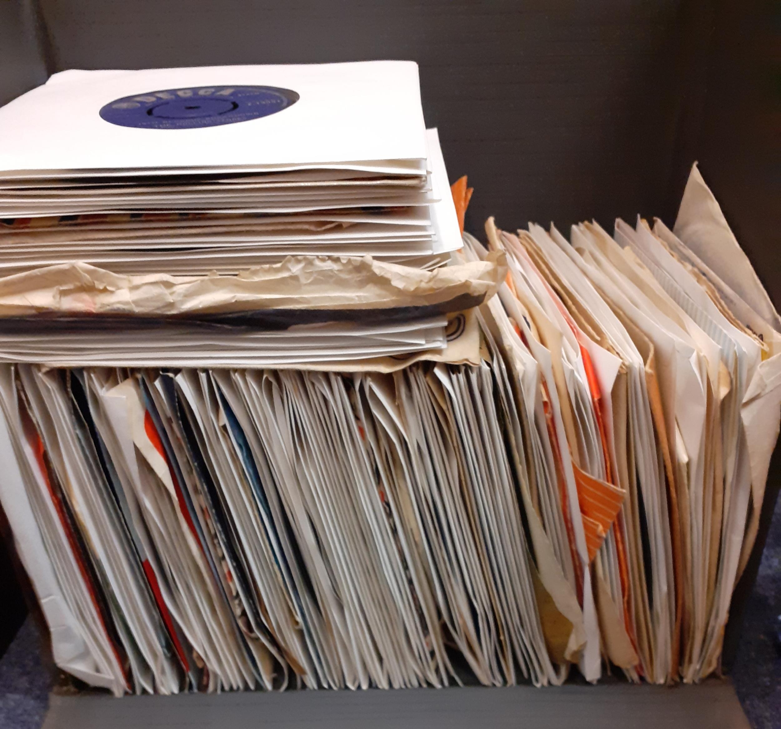 A quantity of mainly 1960's-1980's 45rpm singles to include TRex, Queen, The Beatles, Billie Fury - Image 3 of 5
