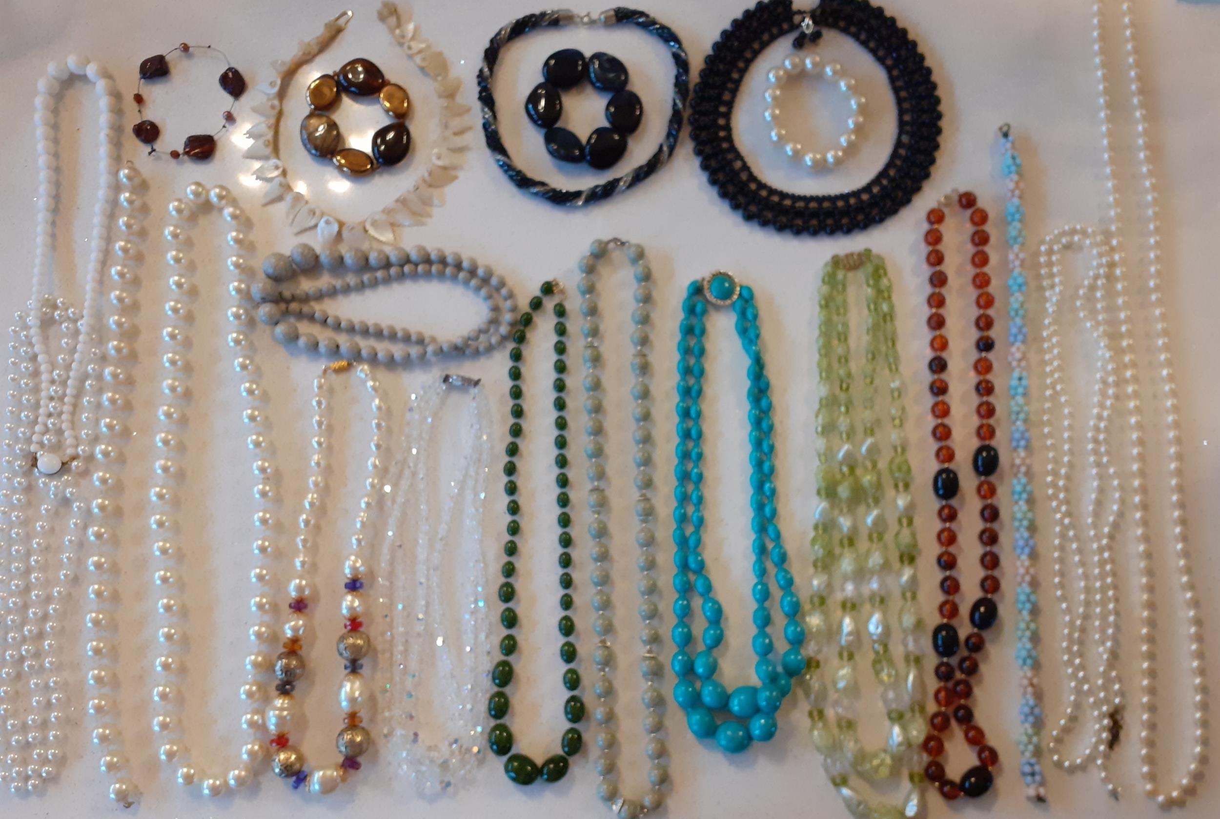 A quantity of vintage costume jewellery, mainly bead necklaces to include a 3-strand Aurora Borealis - Image 2 of 5