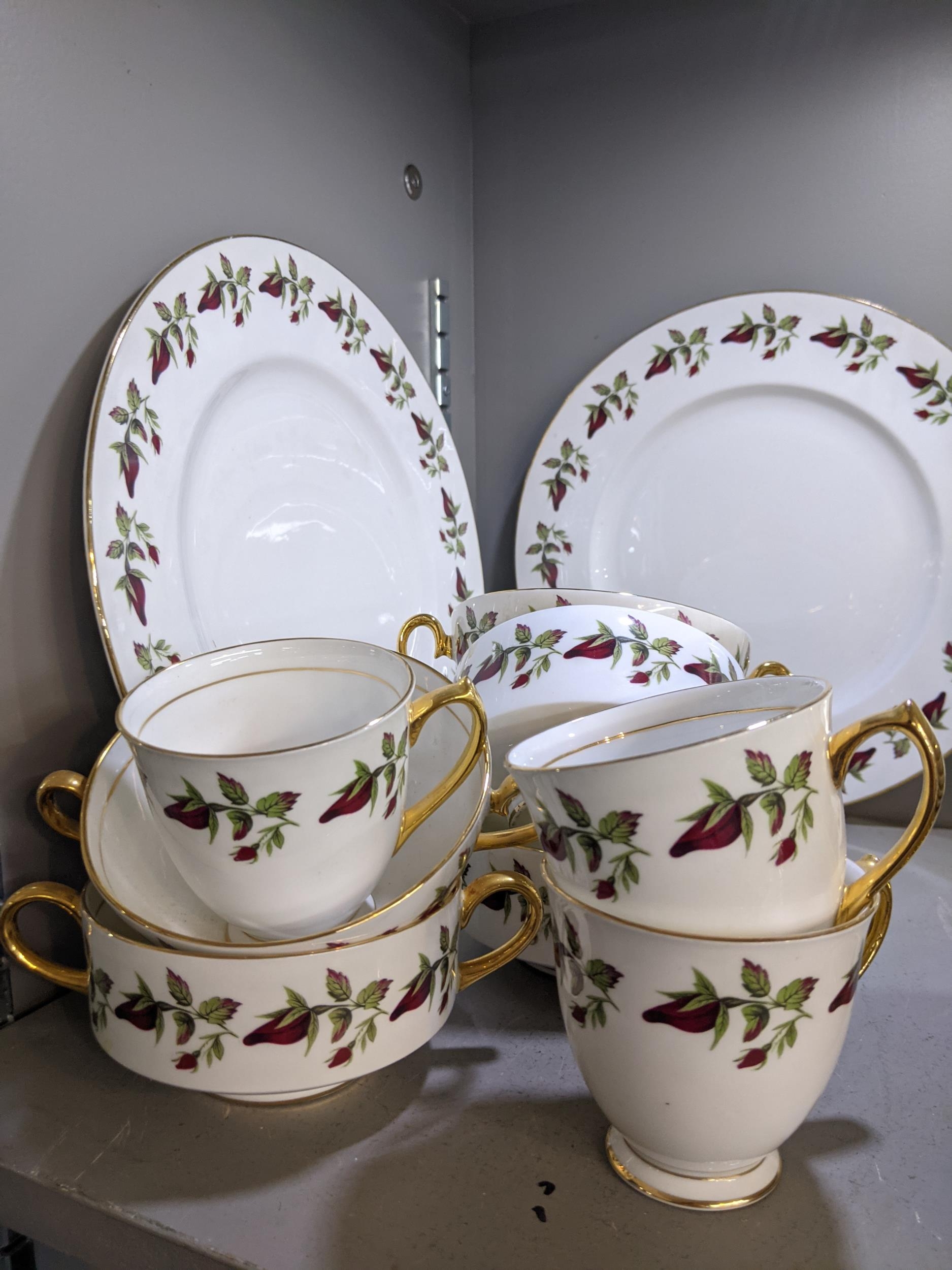 A Shelley 'Wild Roses' part dinner service comprising dinner plates, side plates cups and saucers, - Bild 2 aus 6