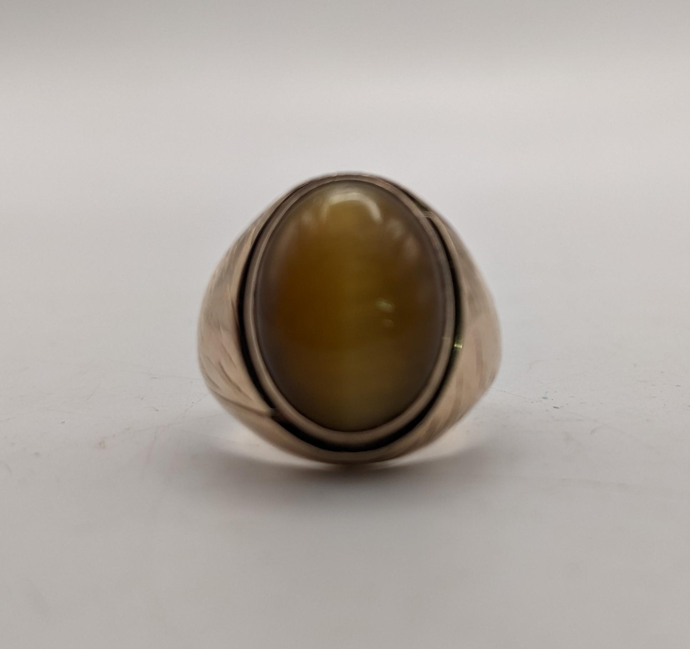 A yellow metal gents ring set with a cabouchon tiger's eye, engraved design to the shoulders, - Image 2 of 3