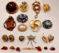 Mixed vintage and modern costume jewellery, mainly bead necklaces, brooches and dress rings to