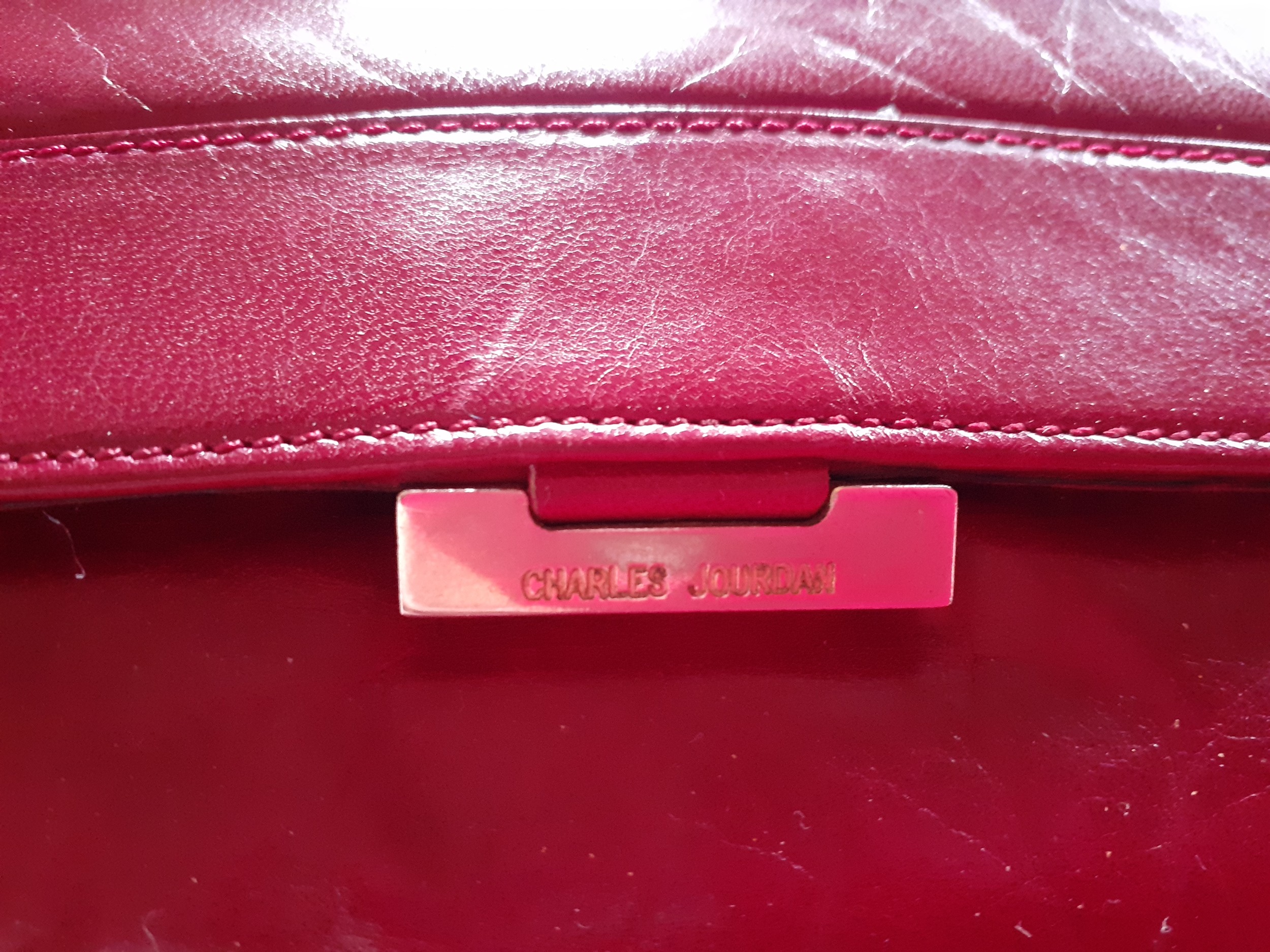 A group of vintage bags and accessories to include a Charles Jourdan fuchsia pink leather clutch bag - Image 4 of 7