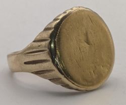 A 9ct gold gent's signet ring A/F 9.1g Location: