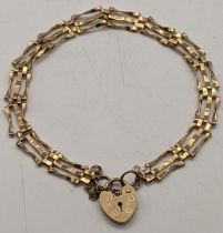 A 9ct gold ladies gatelink bracelet with a heart shaped clasp 3.9g Location:
