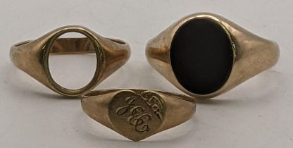 Three 9ct gold signet rings to include two gents ring A/F, together with a ladies love heart