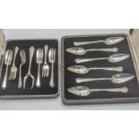 A set of six silver grapefruit spoon hallmarked London 1938, together with a cased set of six cake