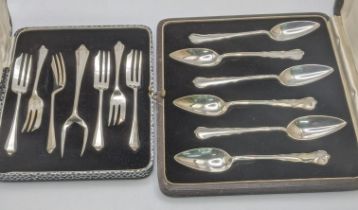 A set of six silver grapefruit spoon hallmarked London 1938, together with a cased set of six cake