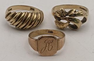 Three 9ct gold ladies rings to include a signet ring size L 1/2, a croissant style ring size M,