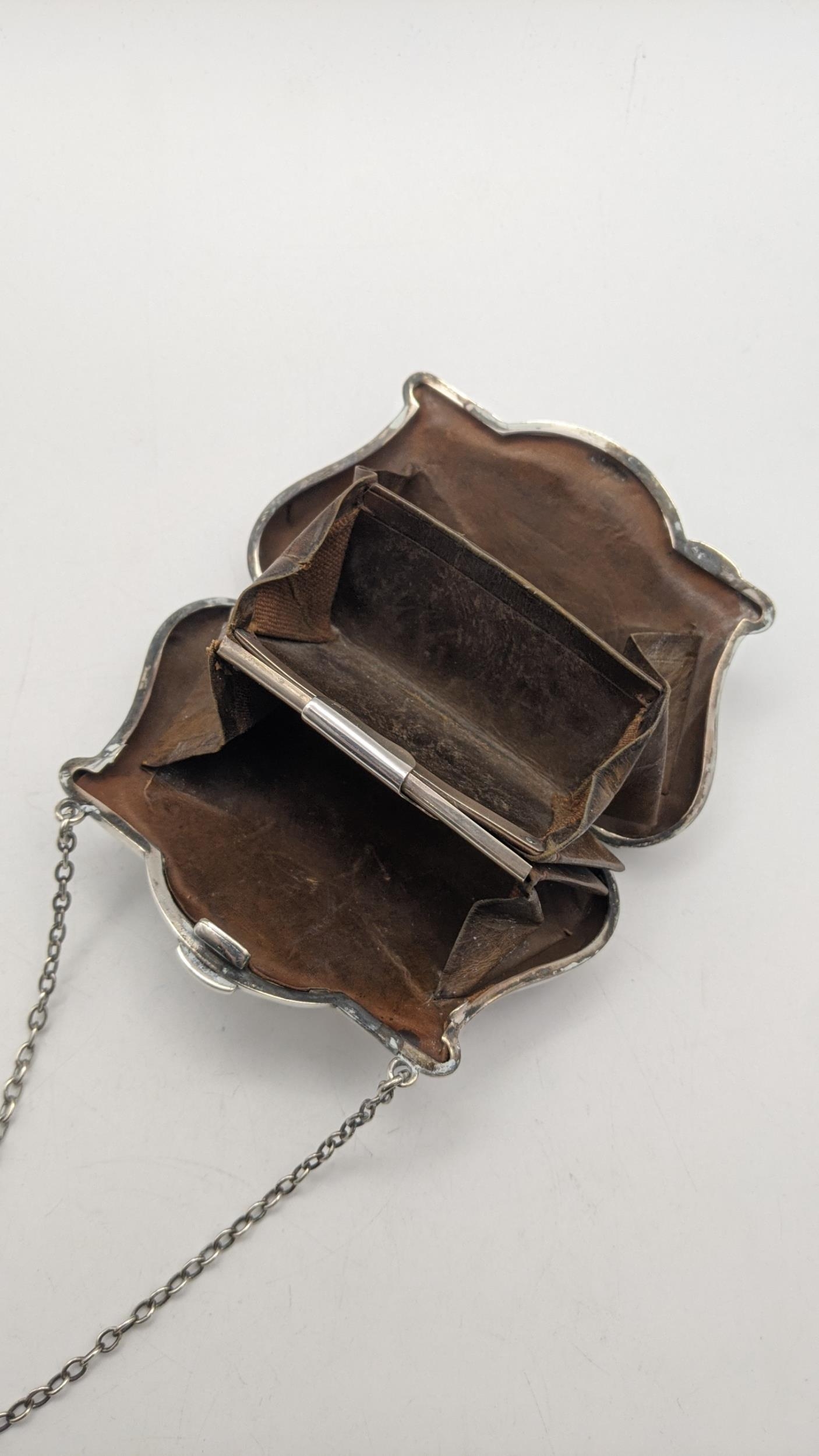 An Edwardian silver purse with a leather interior Location: - Image 2 of 2