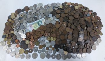 World Coins - a quantity of mixed early 20th Century and later coinage to include British and