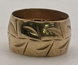 A 9ct gold thick gauge band having an engraved pattern, size J, 4.5g Location: