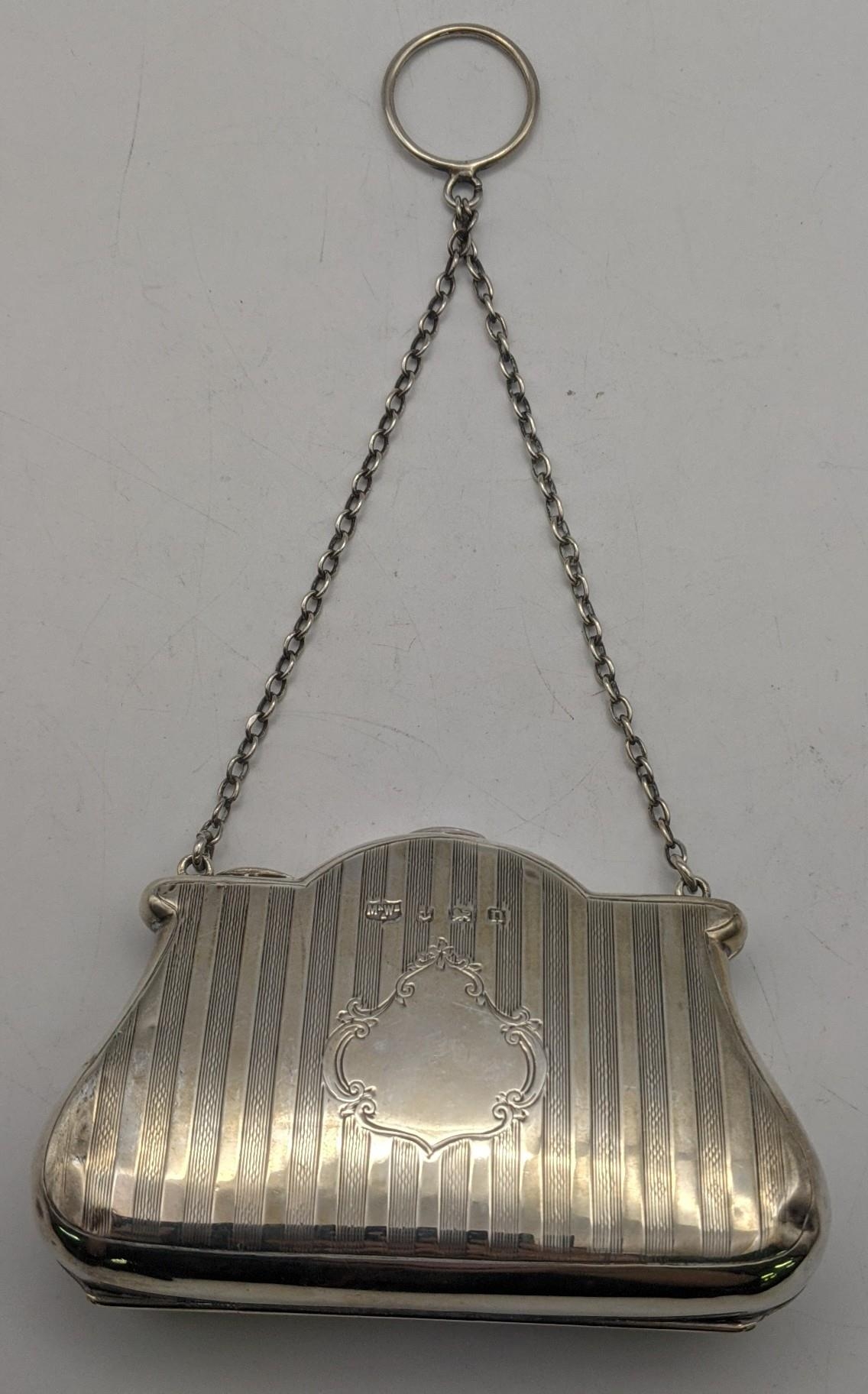 An Edwardian silver purse with a leather interior Location: