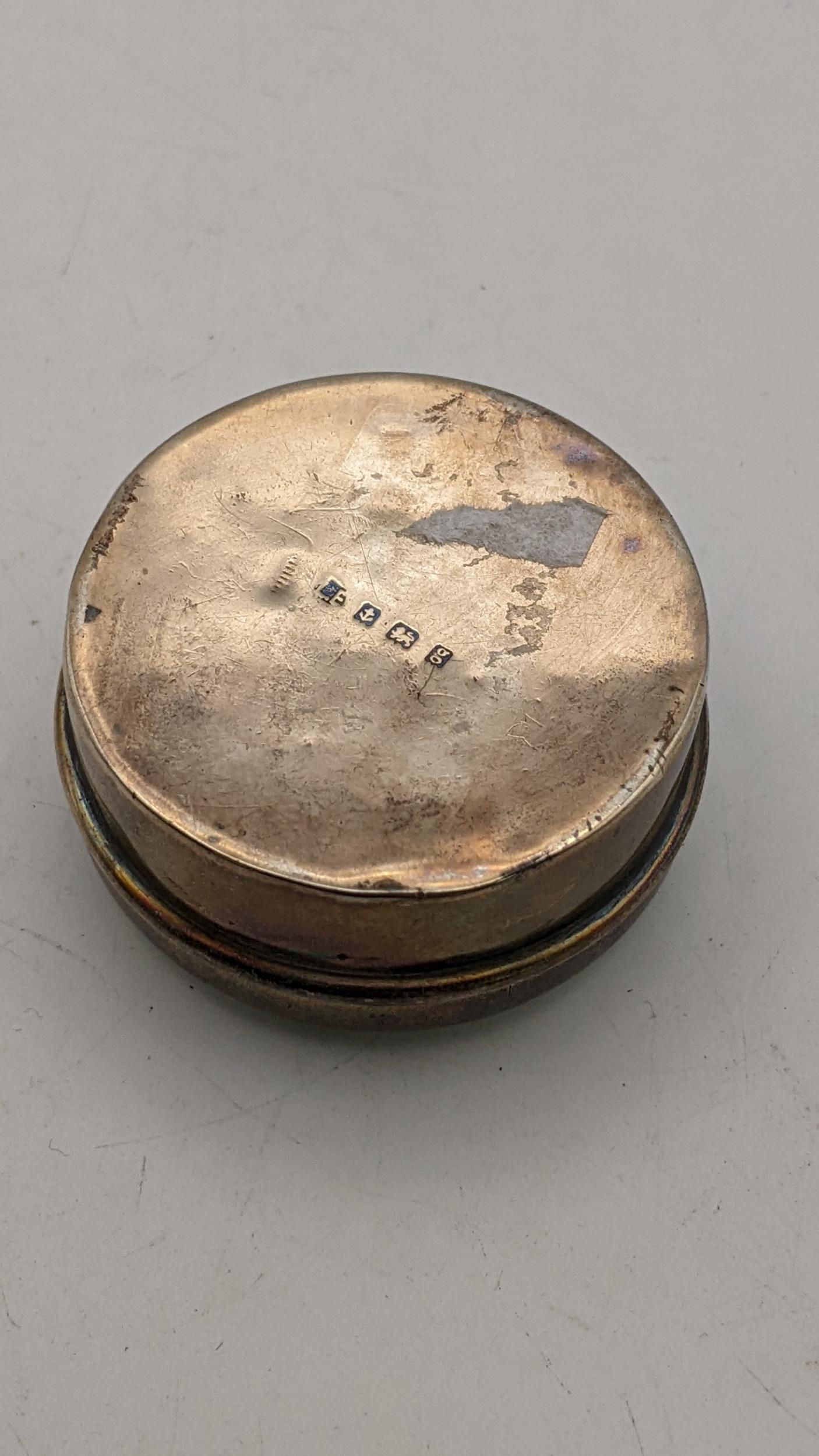 An Edwardian silver and enamelled circular pill box, decorated with thistles to the lid 36.2g - Image 2 of 3