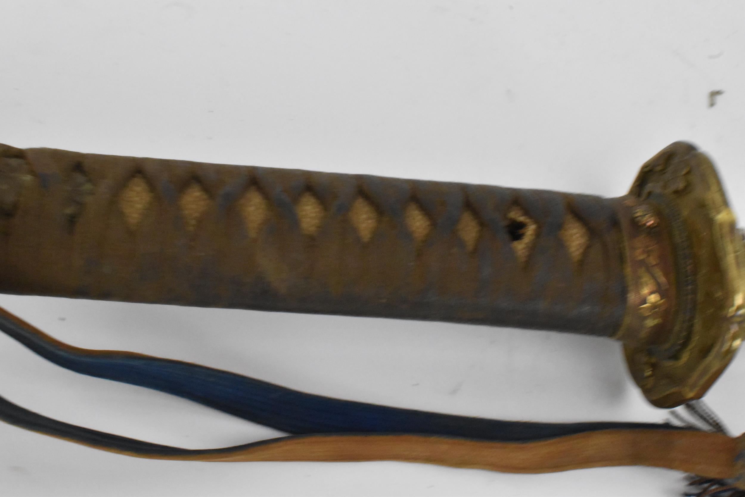 A Japanese WWII Shin-Gunto neo army officers sword, circa 1937-45, the blade inscribed Kio - Image 4 of 21