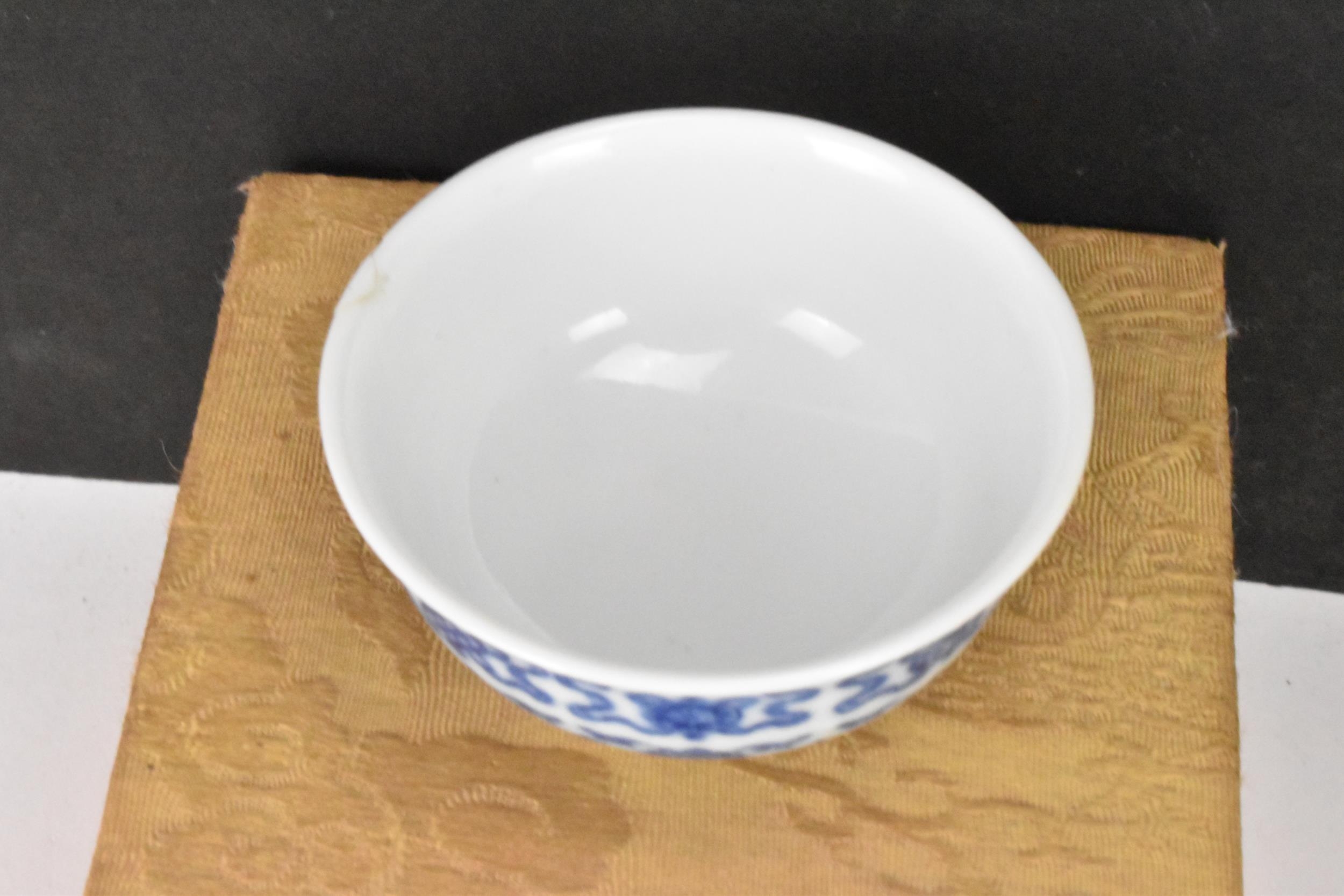 A Chinese blue and white tea bowl, decorated with lotus flowers among stylized scroll decoration - Image 4 of 6