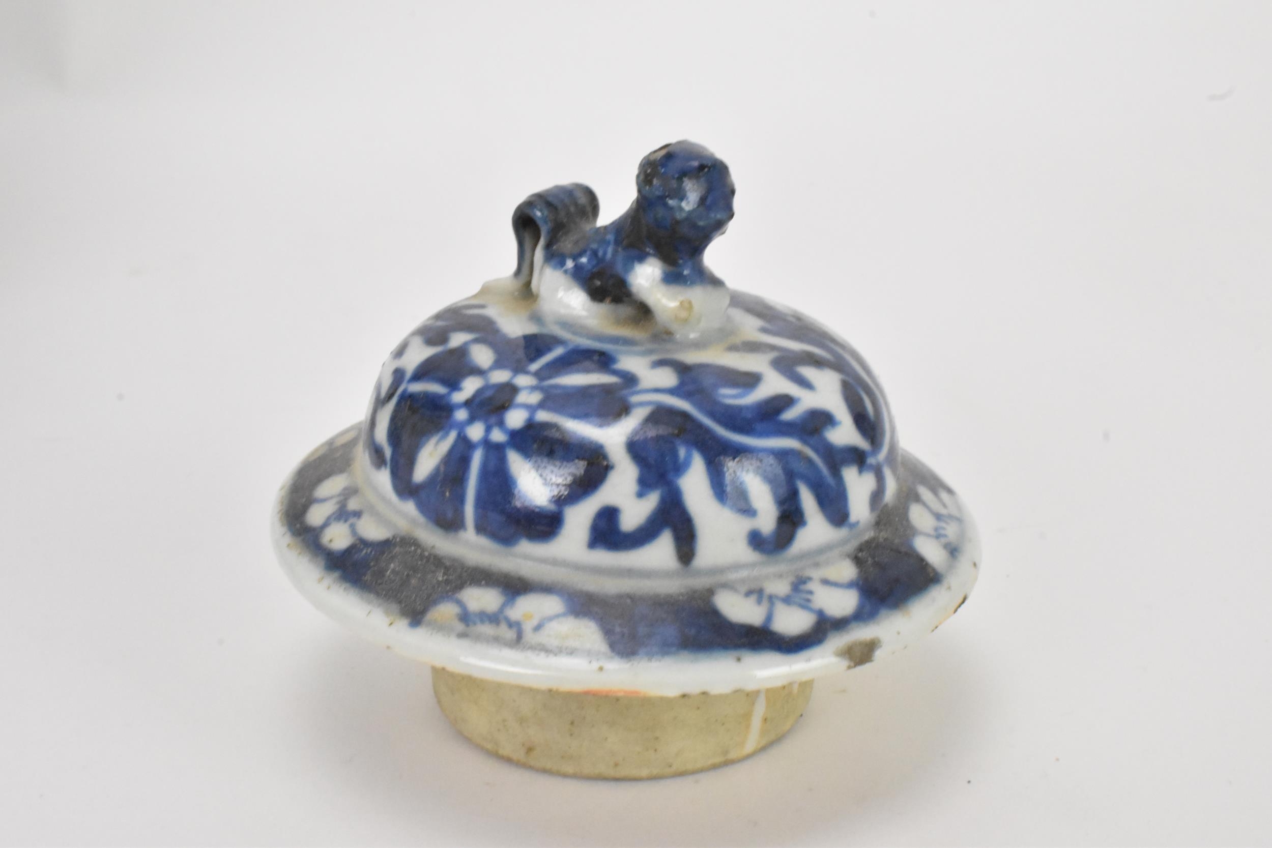 A Chinese Qing dynasty blue and white lidded vase, late 19th century, baluster shape with Xuande - Image 5 of 7