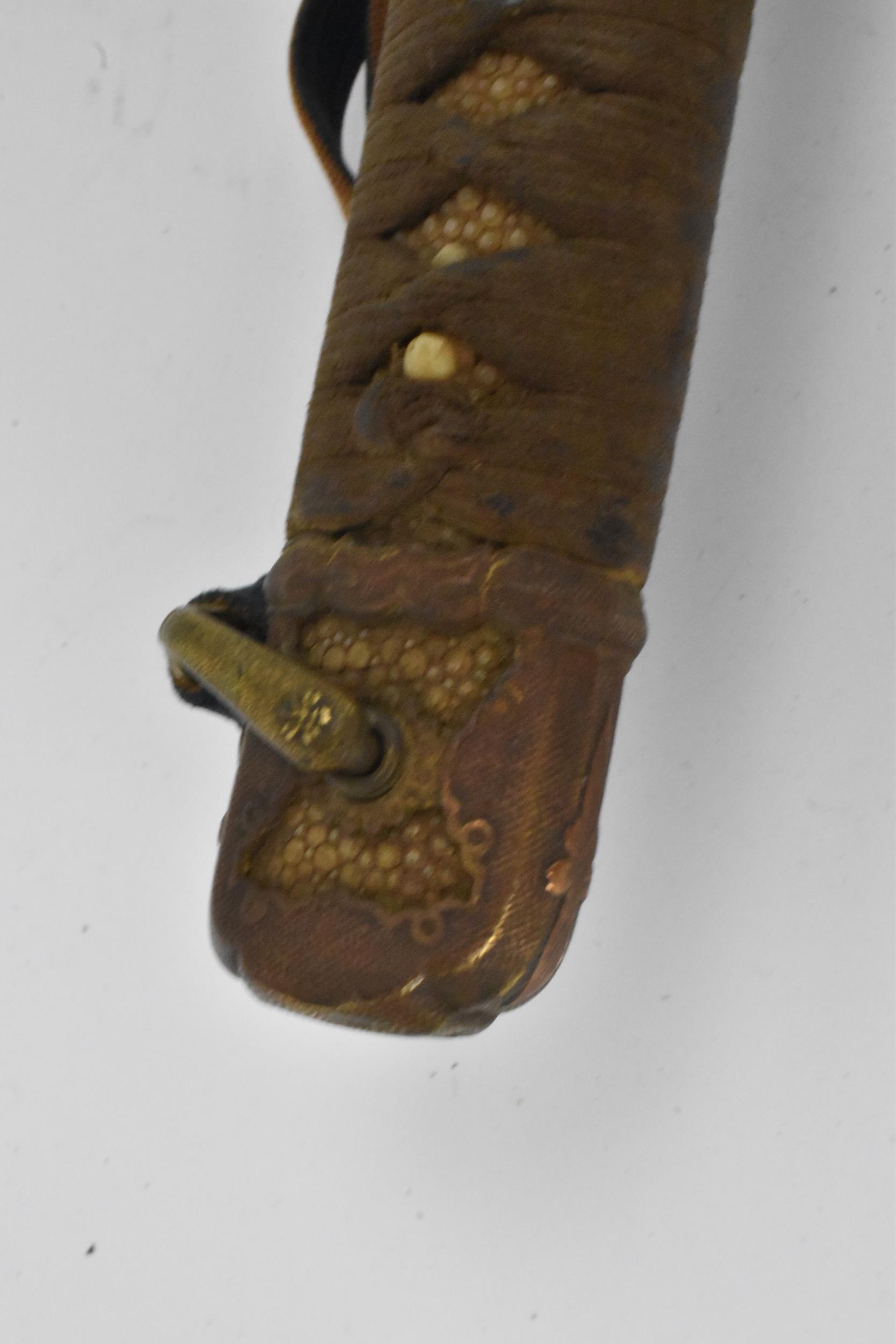 A Japanese WWII Shin-Gunto neo army officers sword, circa 1937-45, the blade inscribed Kio - Image 6 of 21
