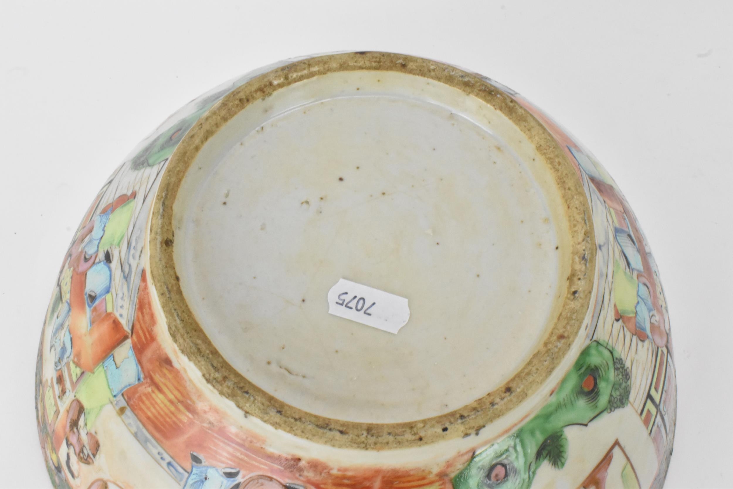 A pair of Chinese export late 19th century Canton Famille Rose porcelain bowls, in polychrome - Image 12 of 12