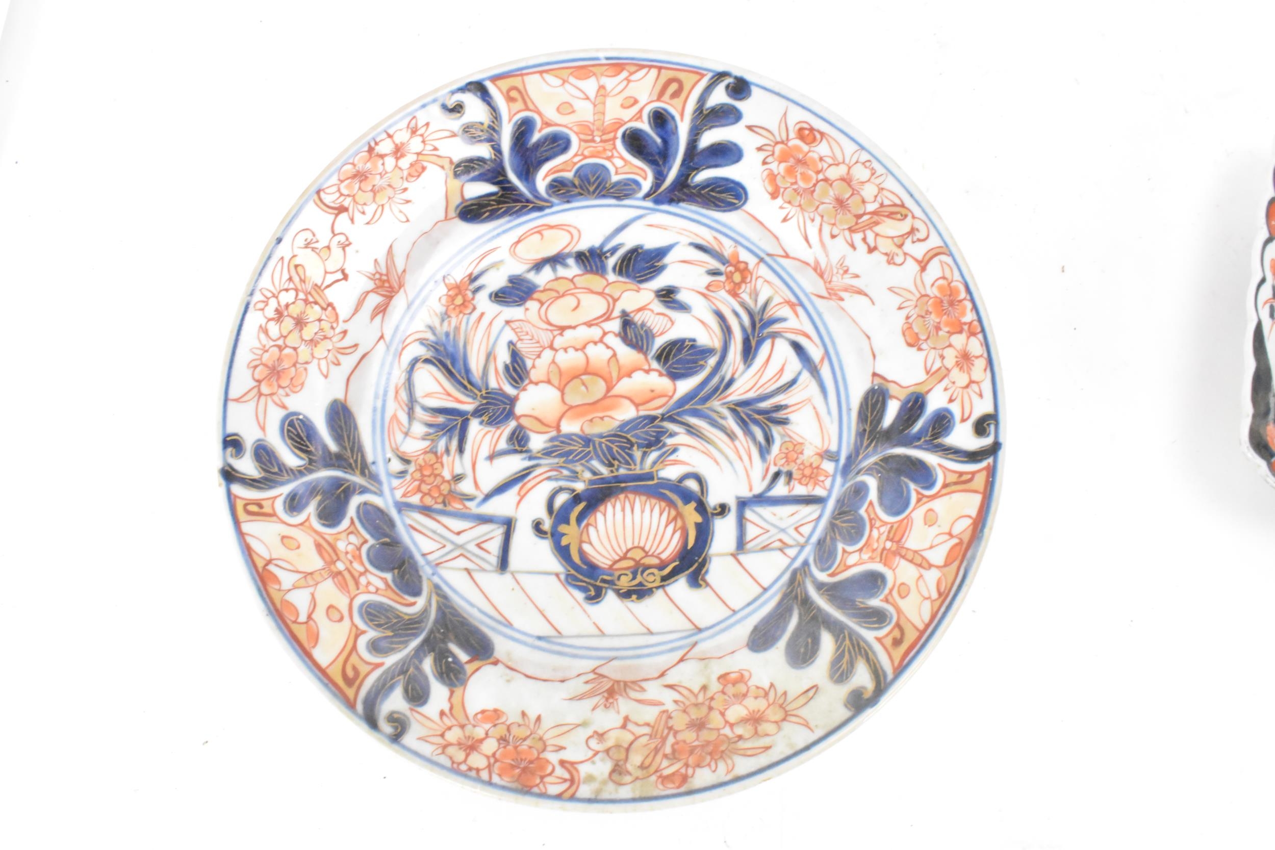 A Chinese export, 18th century, Qianlong period blue and white oval formed dish, decorated with a - Image 6 of 7