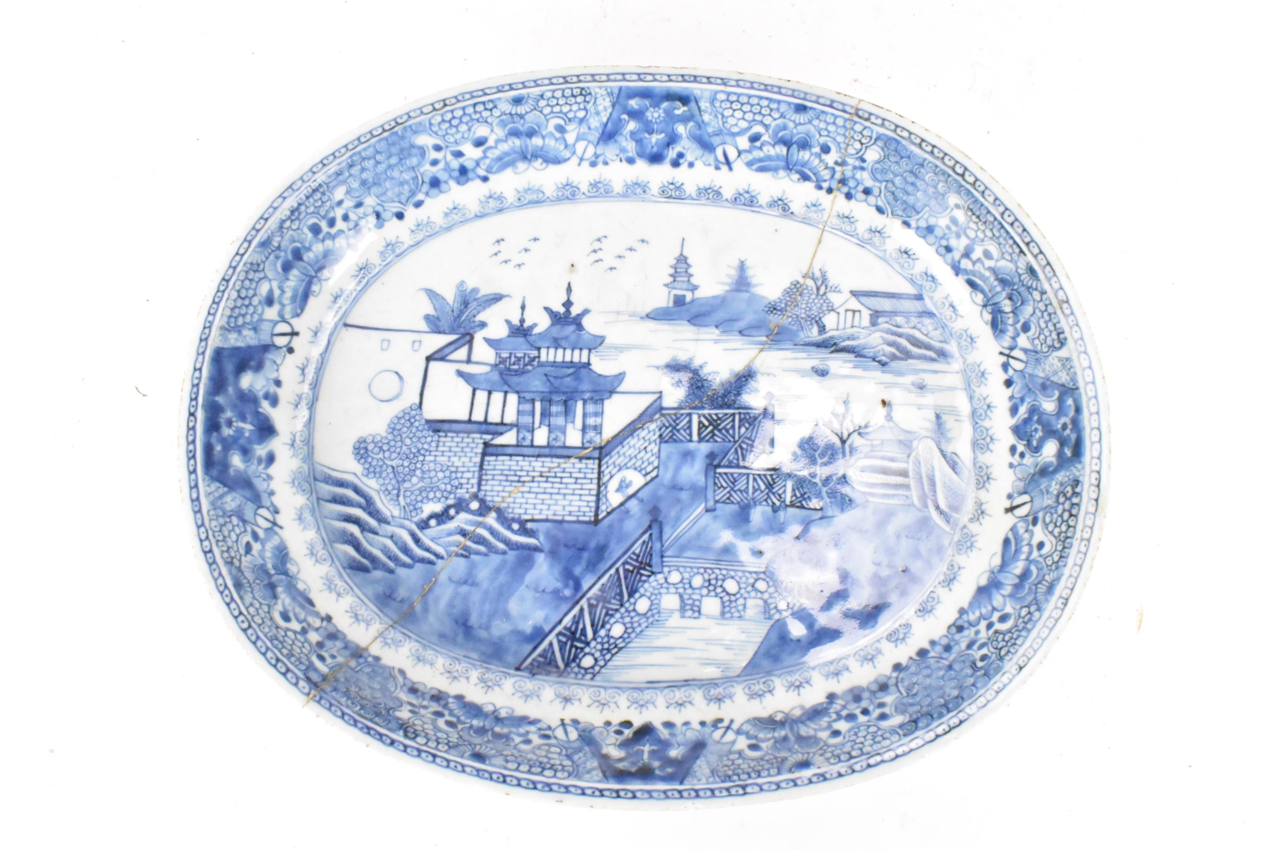 A Chinese export, 18th century, Qianlong period blue and white oval formed dish, decorated with a - Image 2 of 7