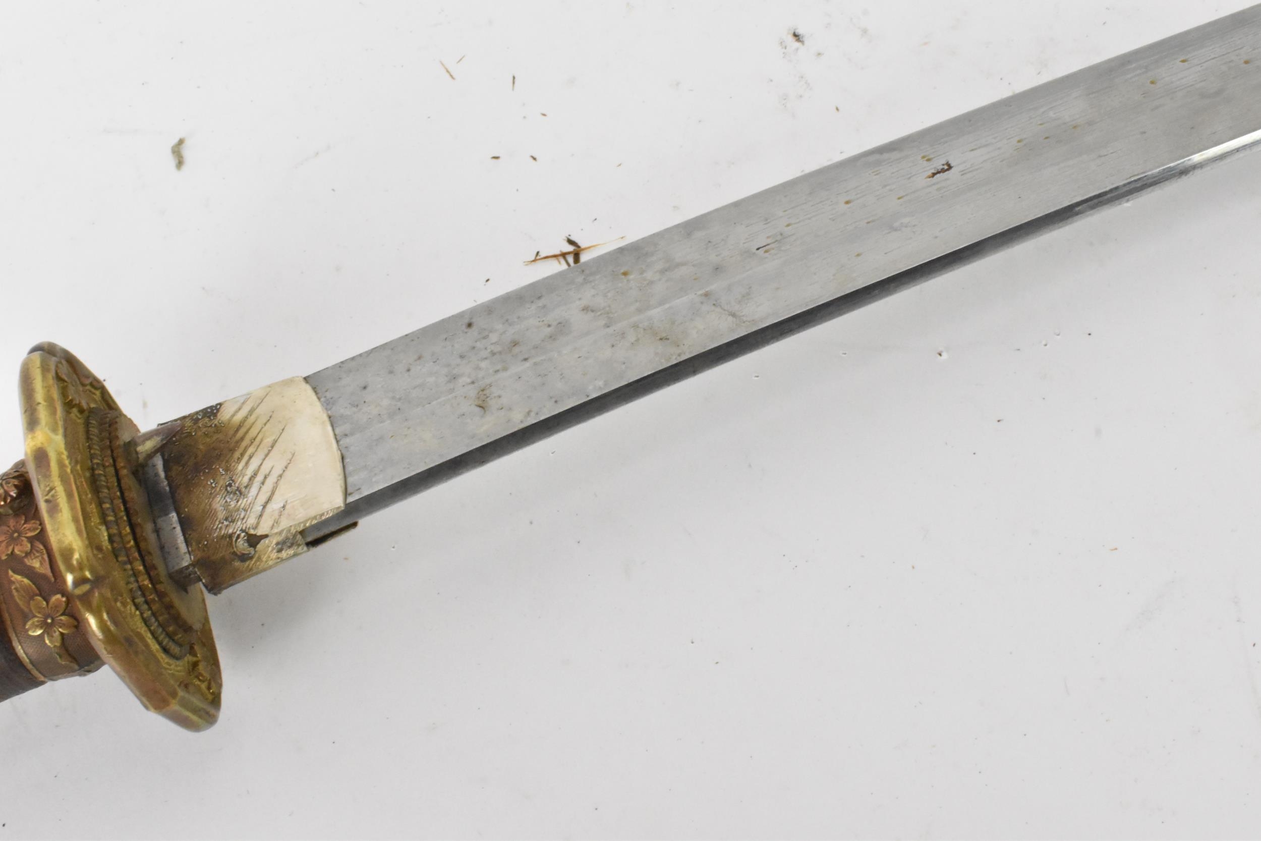 A Japanese WWII Shin-Gunto neo army officers sword, circa 1937-45, the blade inscribed Kio - Image 12 of 21