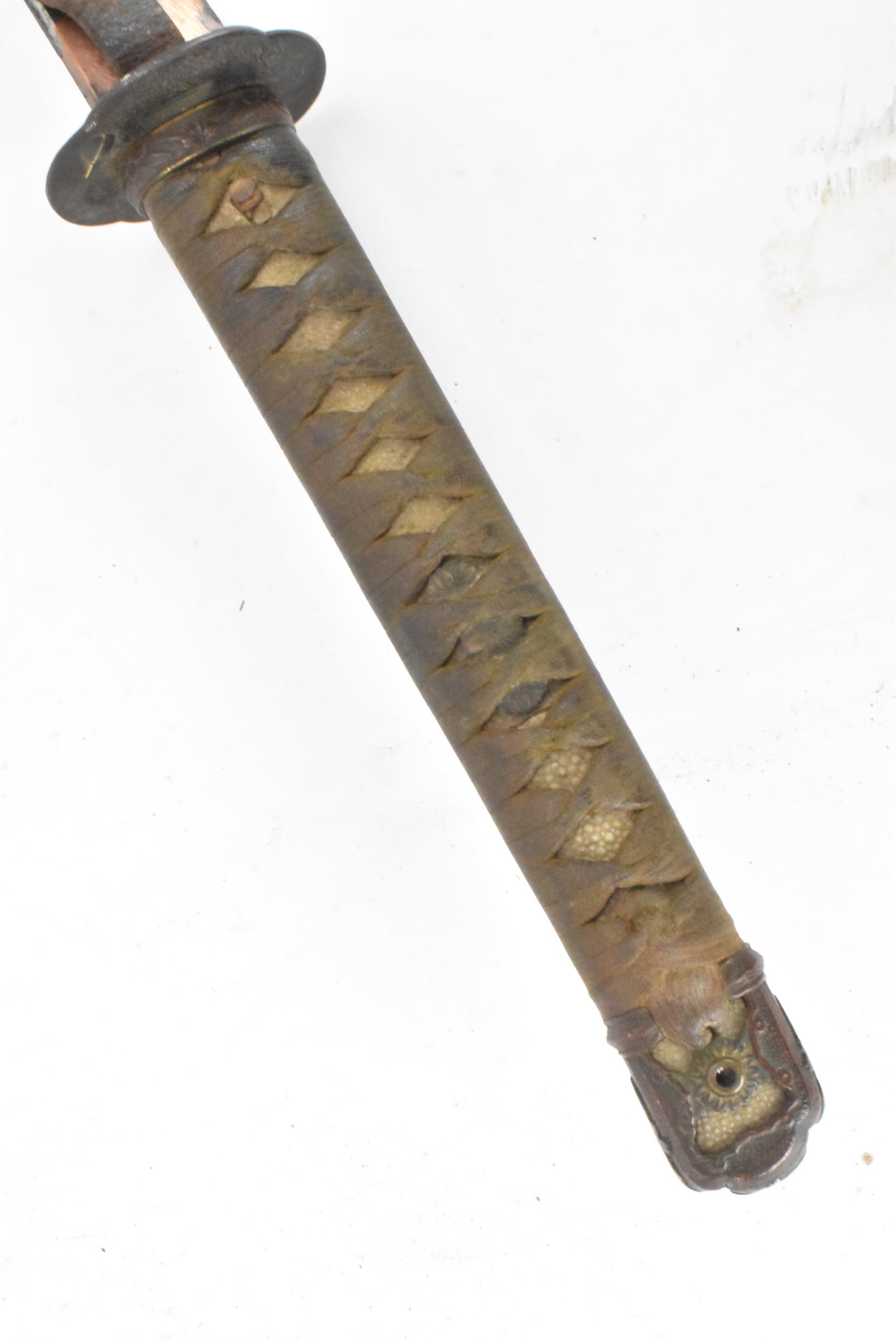 A Japanese WWII Shin-Gunto officers sword, the cast tsuba decorated with clouds, braid bound tsuka - Image 7 of 16