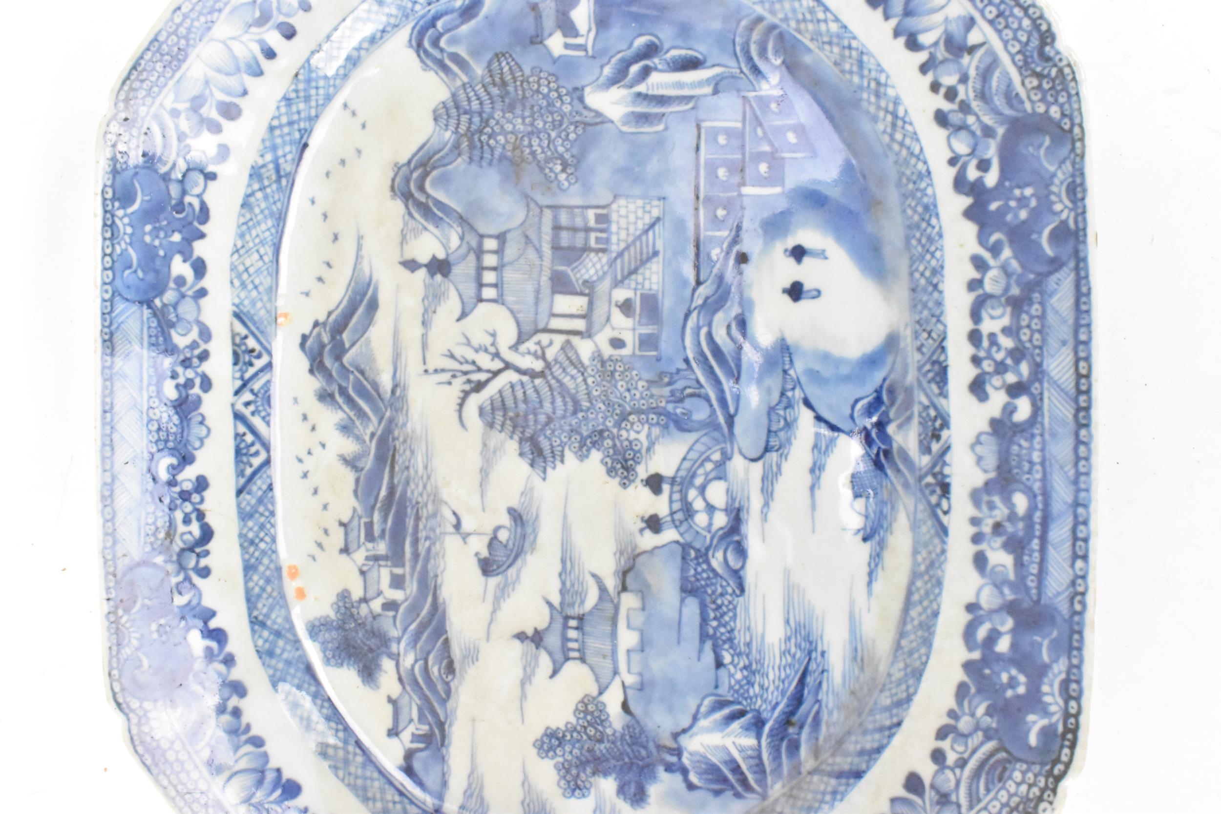 A Chinese export, 18th century, Qianlong period blue and white meat plate, of canted form - Image 3 of 5
