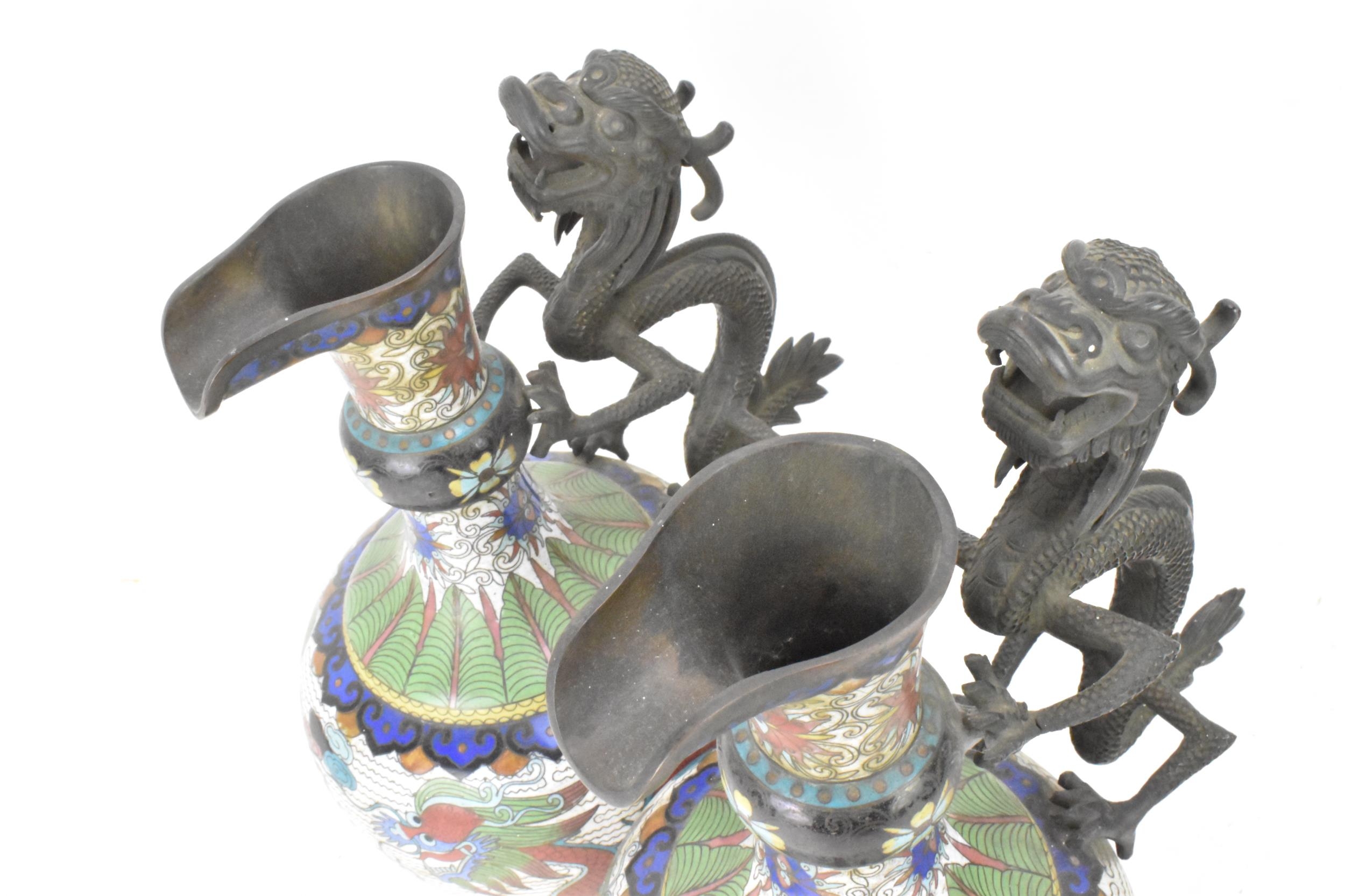 A pair of Chinese late Qing dynasty cloisonne ewers, both having a handle modelled in the form of - Image 6 of 6