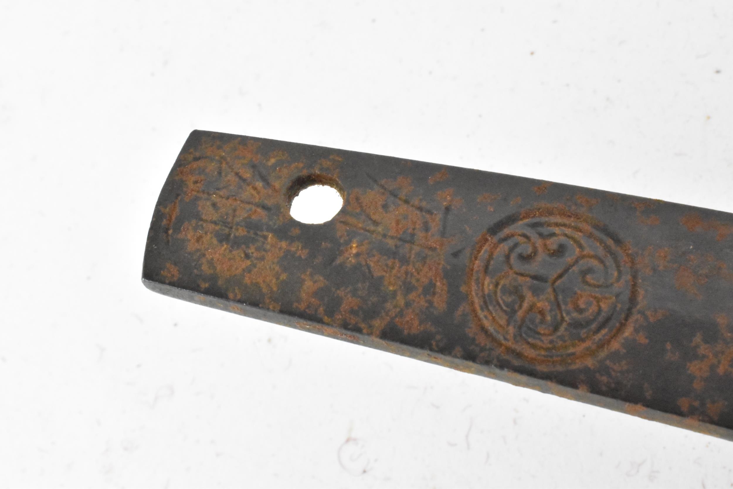 A Japanese wakizashi sword, steel blade, pierced tsuba, the blade signed, with a black speckled - Image 3 of 8