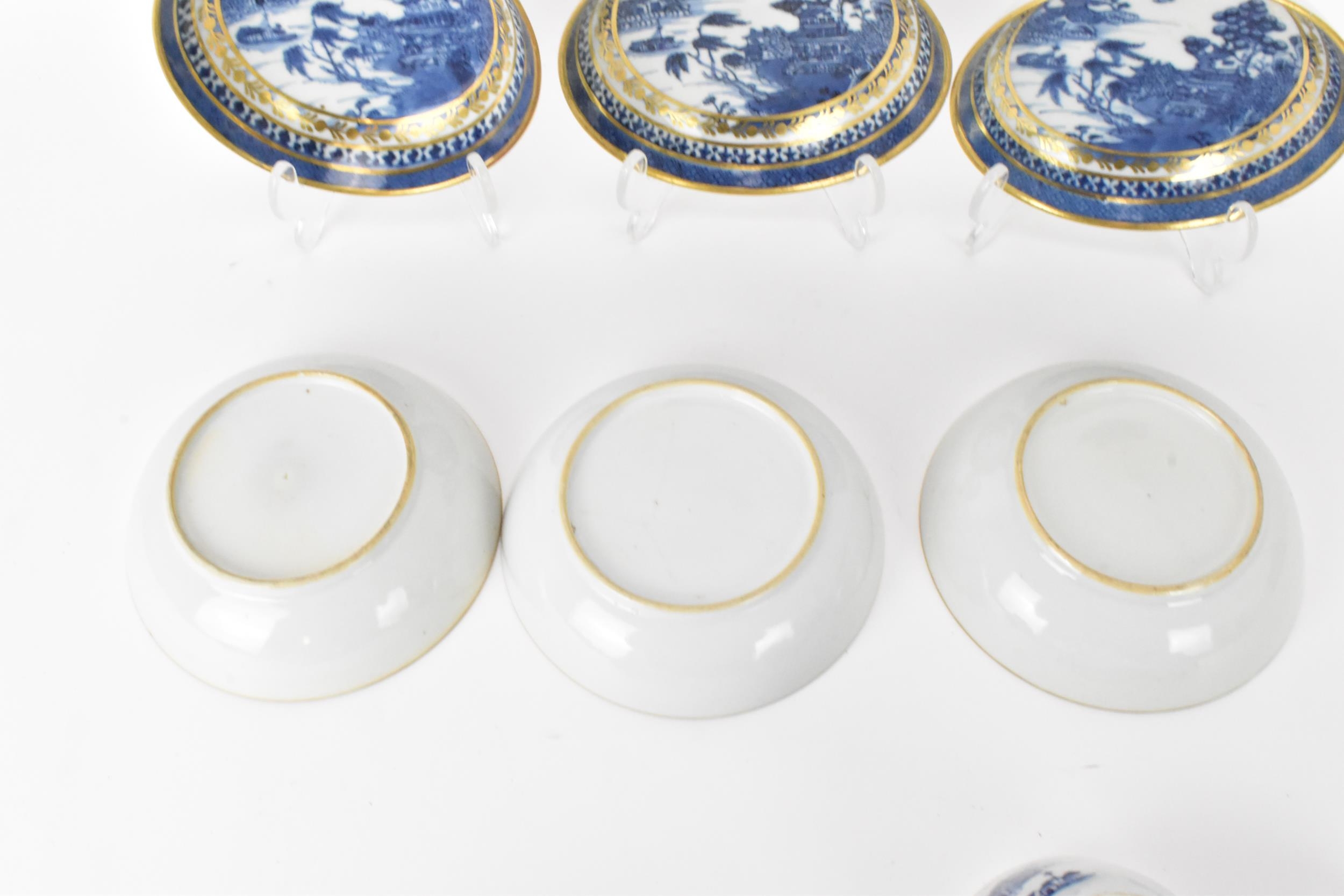 A set of Six Chinese late 18th century, blue and white export porcelain tea bowls and six - Image 5 of 6