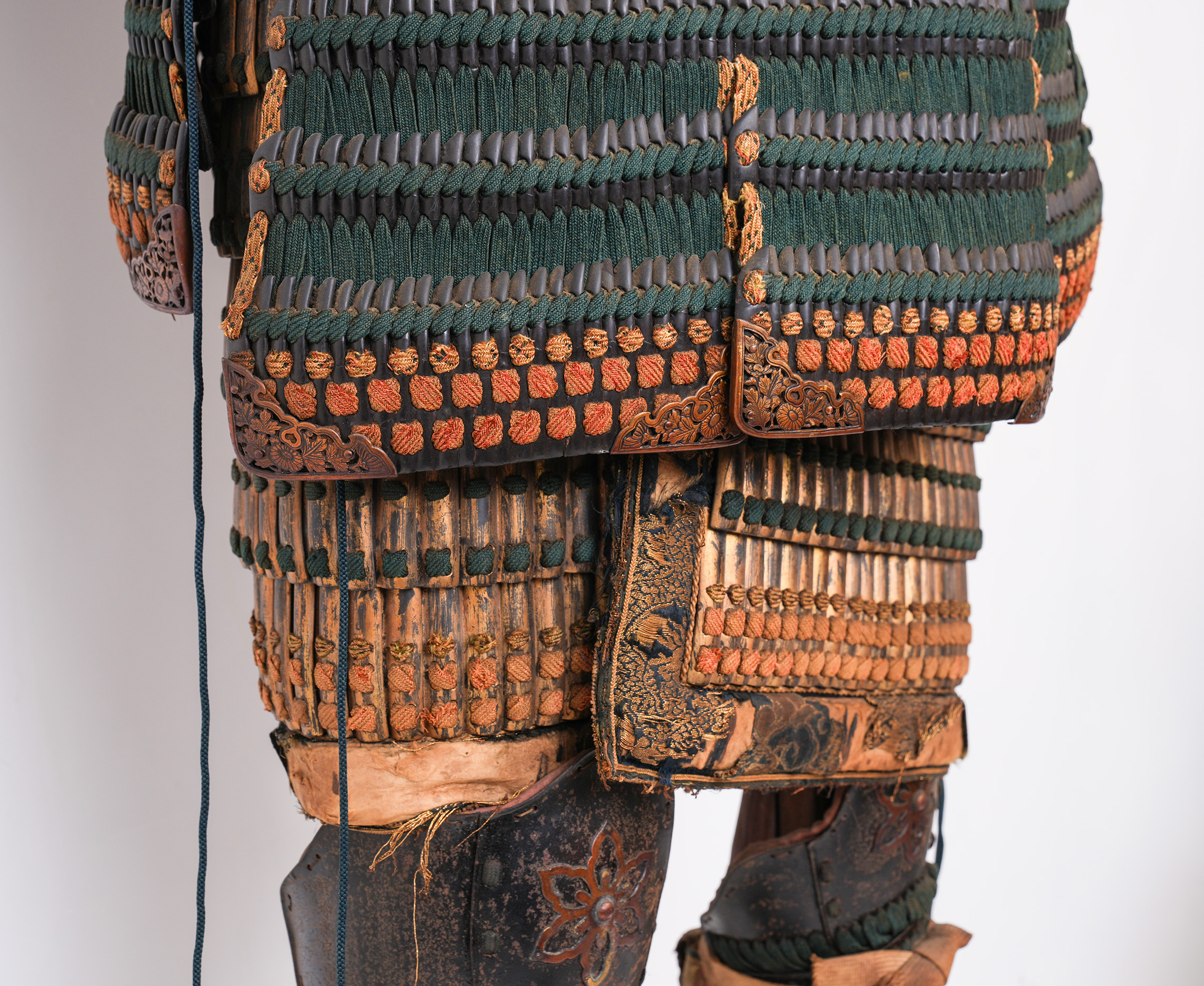 A Japanese 18th century Samurai Warriors Armour fitted with menpo facial armour, a kabuto helmet - Image 14 of 16