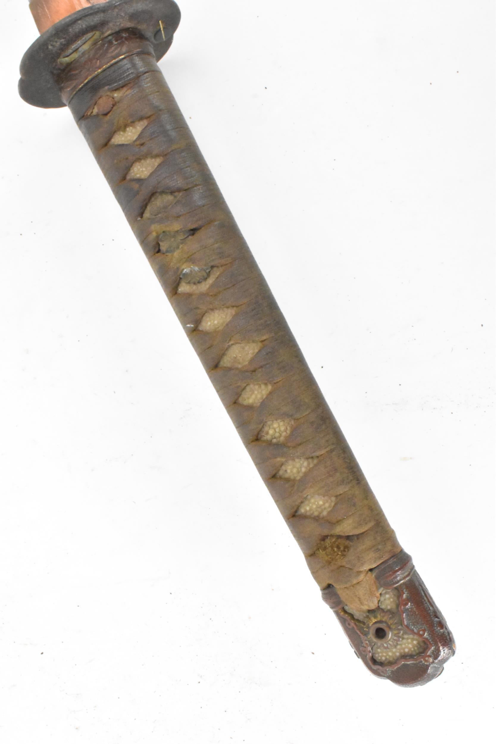 A Japanese WWII Shin-Gunto officers sword, the cast tsuba decorated with clouds, braid bound tsuka - Image 6 of 16