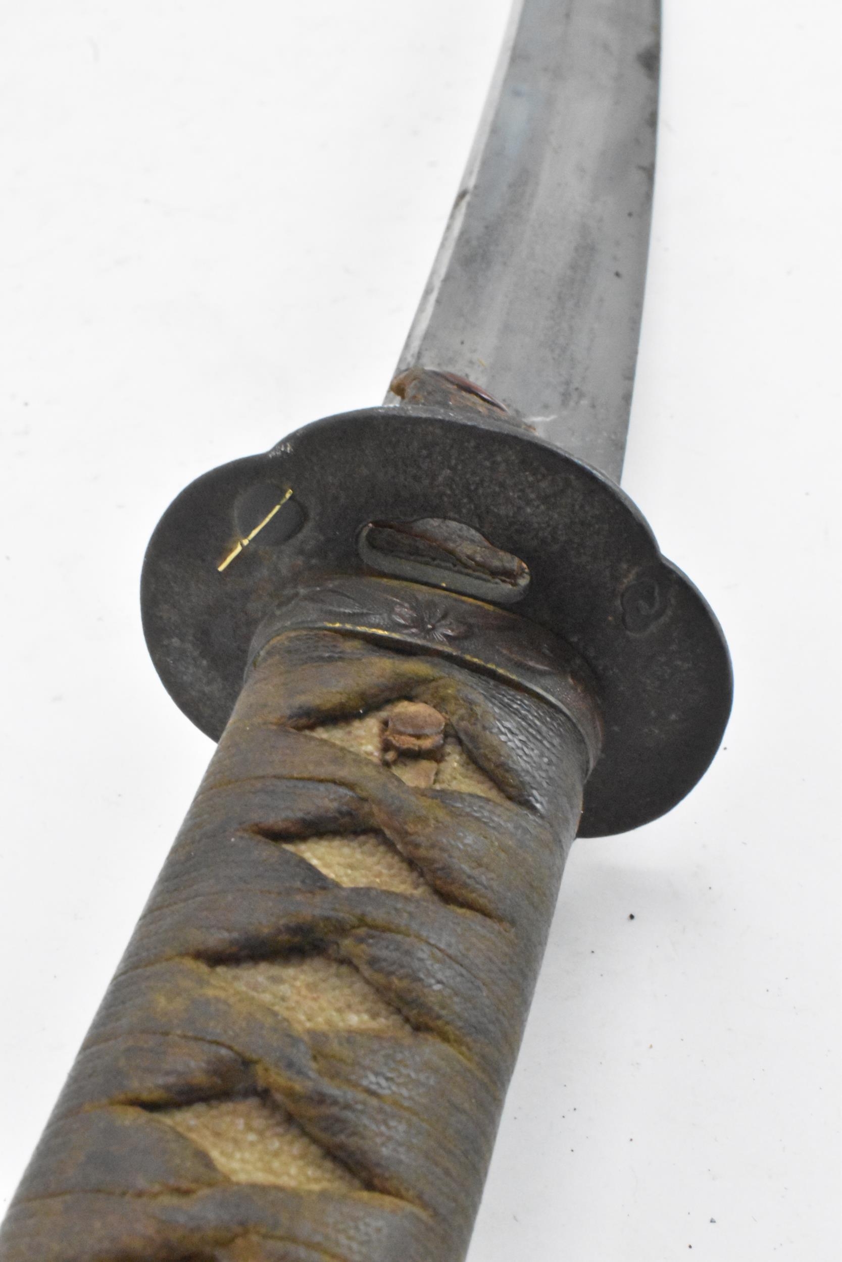 A Japanese WWII Shin-Gunto officers sword, the cast tsuba decorated with clouds, braid bound tsuka - Image 4 of 16