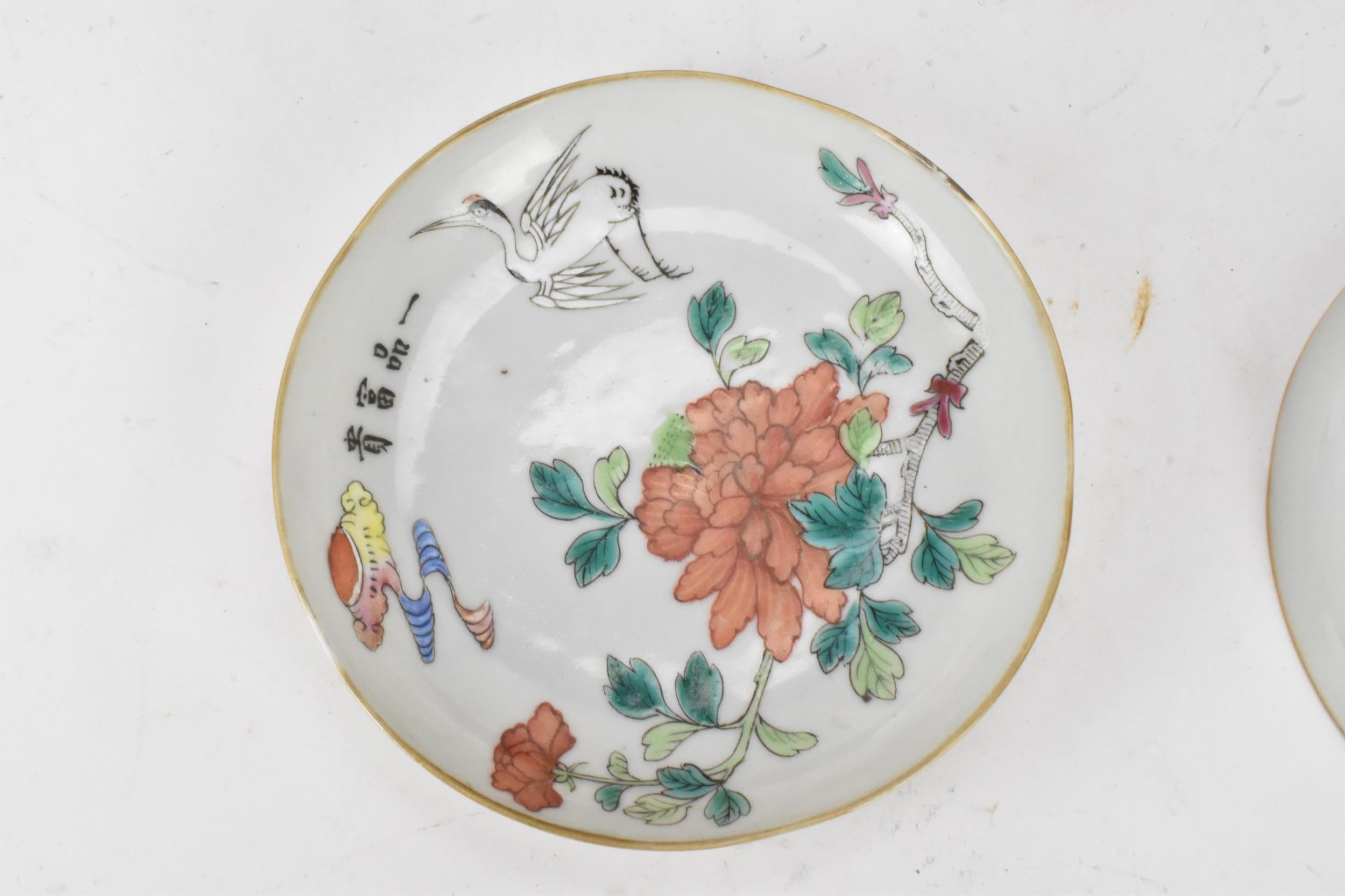 A pair of Chinese late Qing dynasty, Tongzhi porcelain famille rose dishes, each decorated with a - Image 4 of 5