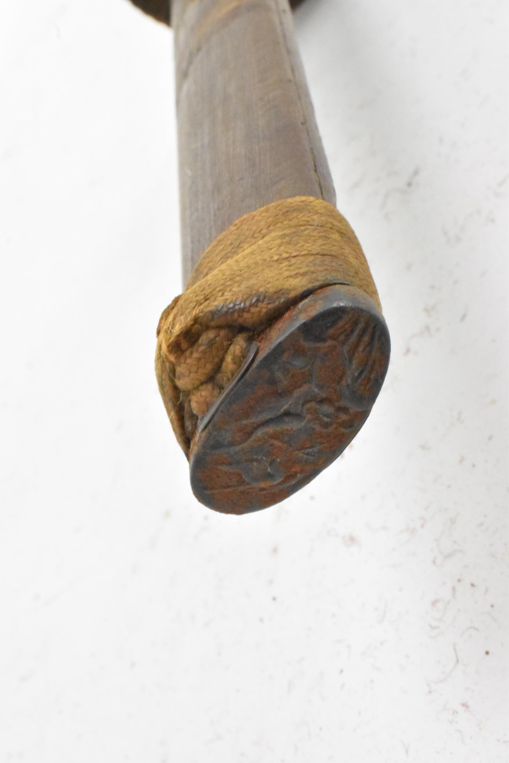 A Japanese wakizashi sword, steel blade, reeded tsuba and kashira decorated with flowers, total - Image 4 of 8