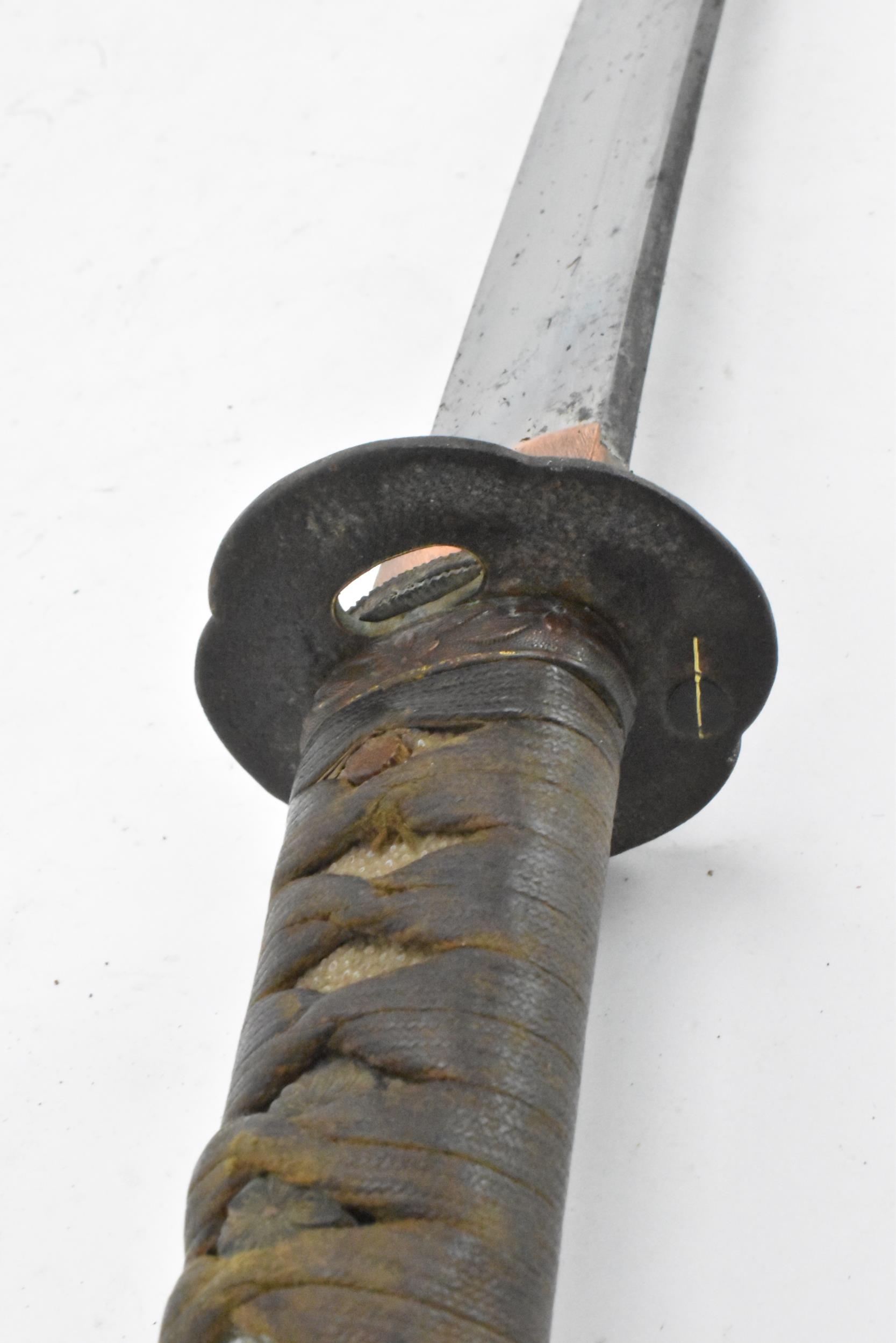 A Japanese WWII Shin-Gunto officers sword, the cast tsuba decorated with clouds, braid bound tsuka - Image 5 of 16