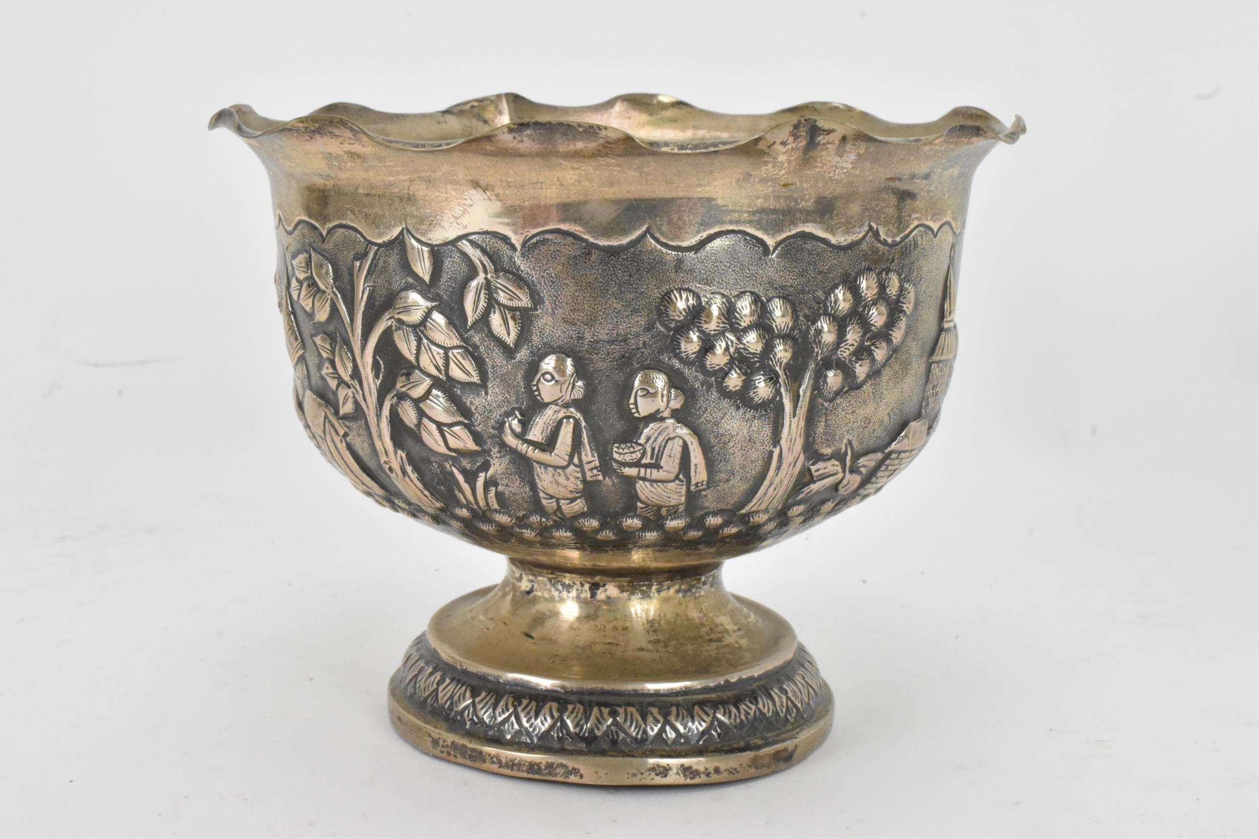 An early 20th century Anglo-Indian white metal bowl, having a crimped rim and embossed decoration - Image 4 of 6
