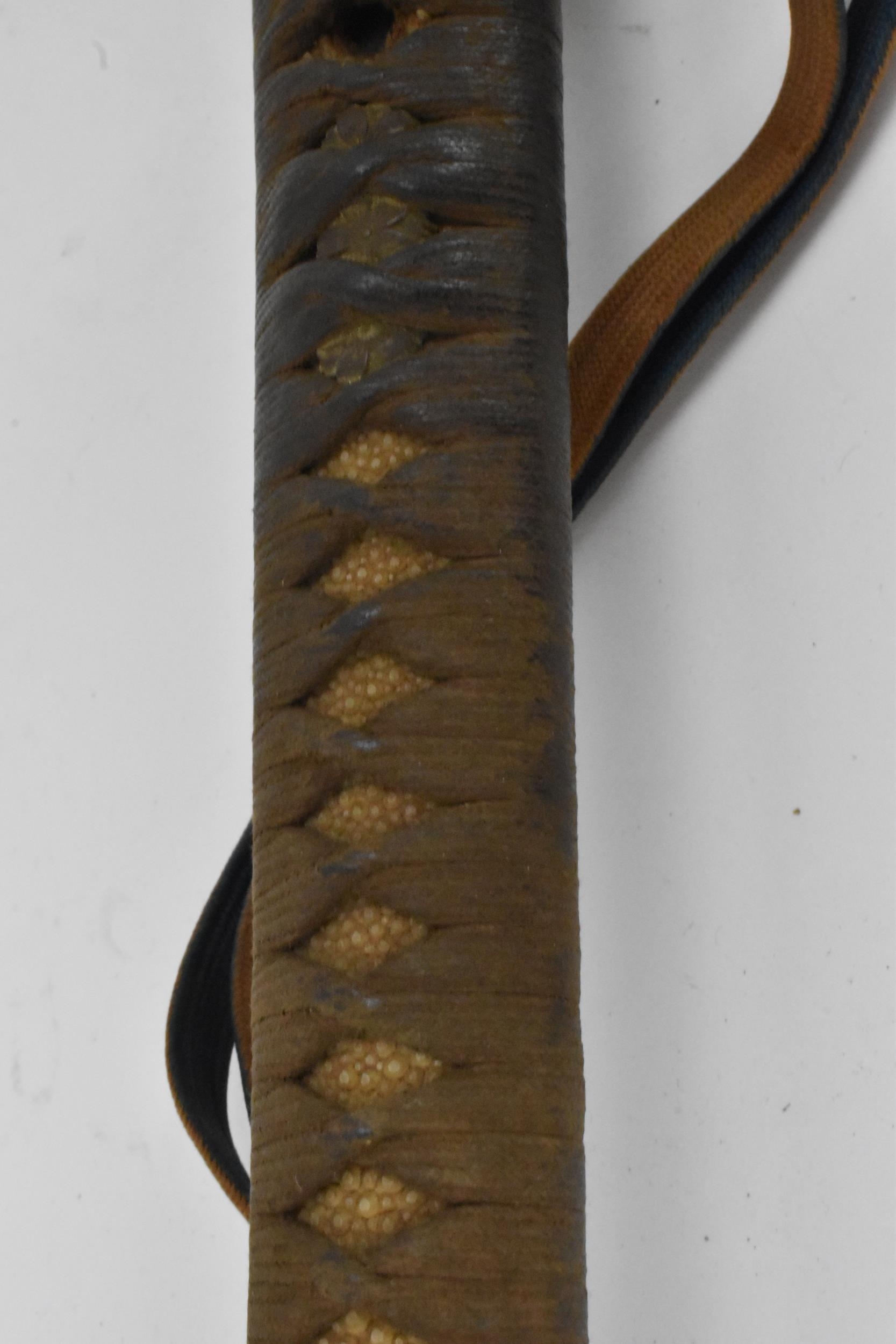 A Japanese WWII Shin-Gunto neo army officers sword, circa 1937-45, the blade inscribed Kio - Image 7 of 21