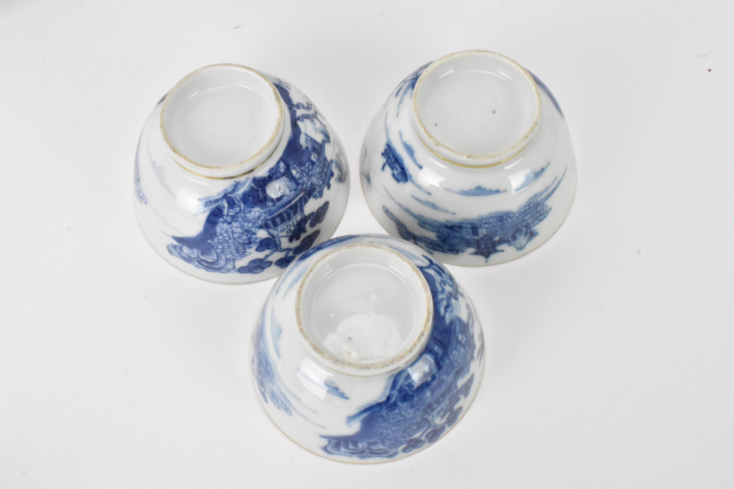 A set of Six Chinese late 18th century, blue and white export porcelain tea bowls and six - Image 3 of 6