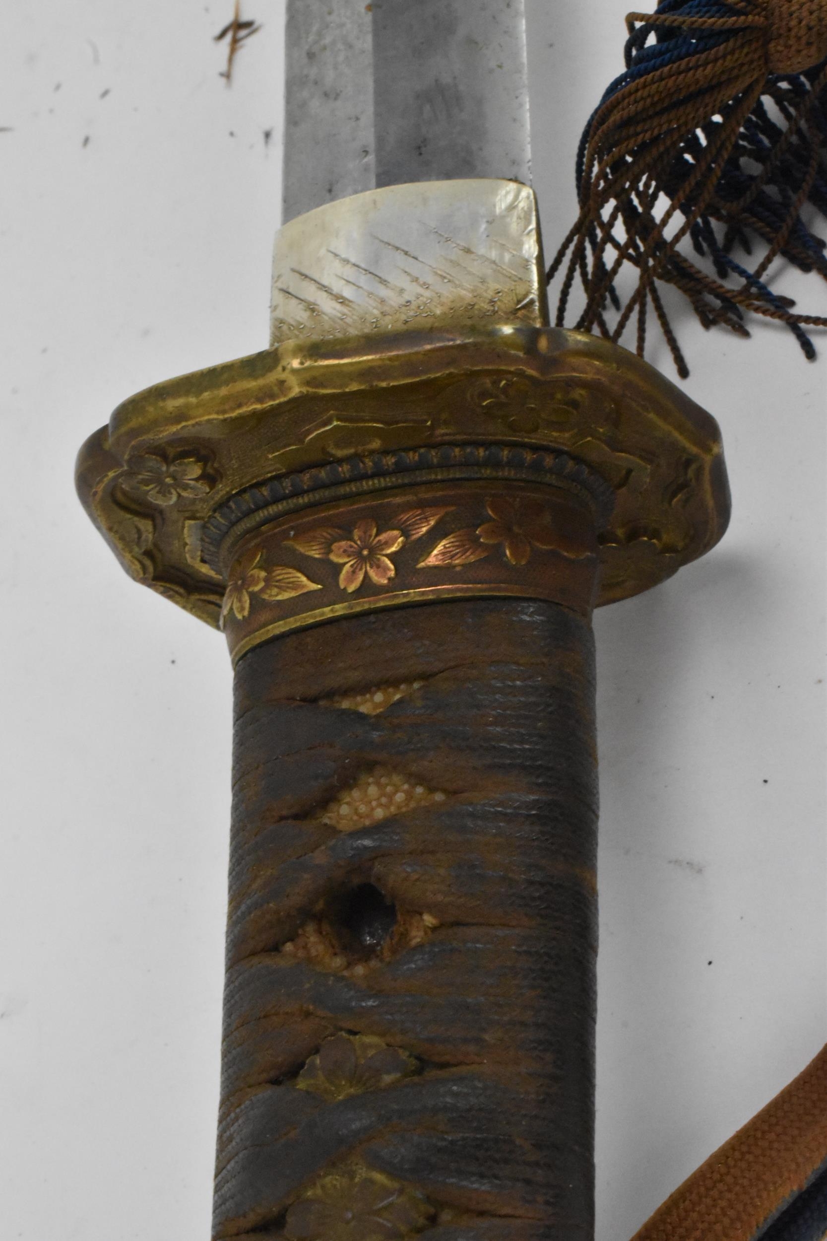 A Japanese WWII Shin-Gunto neo army officers sword, circa 1937-45, the blade inscribed Kio - Image 8 of 21