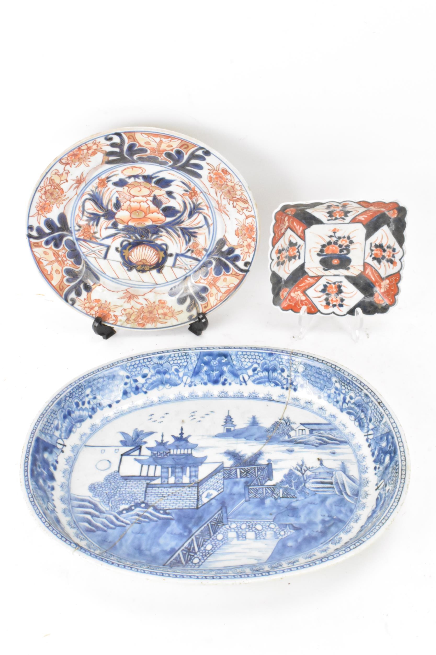 A Chinese export, 18th century, Qianlong period blue and white oval formed dish, decorated with a