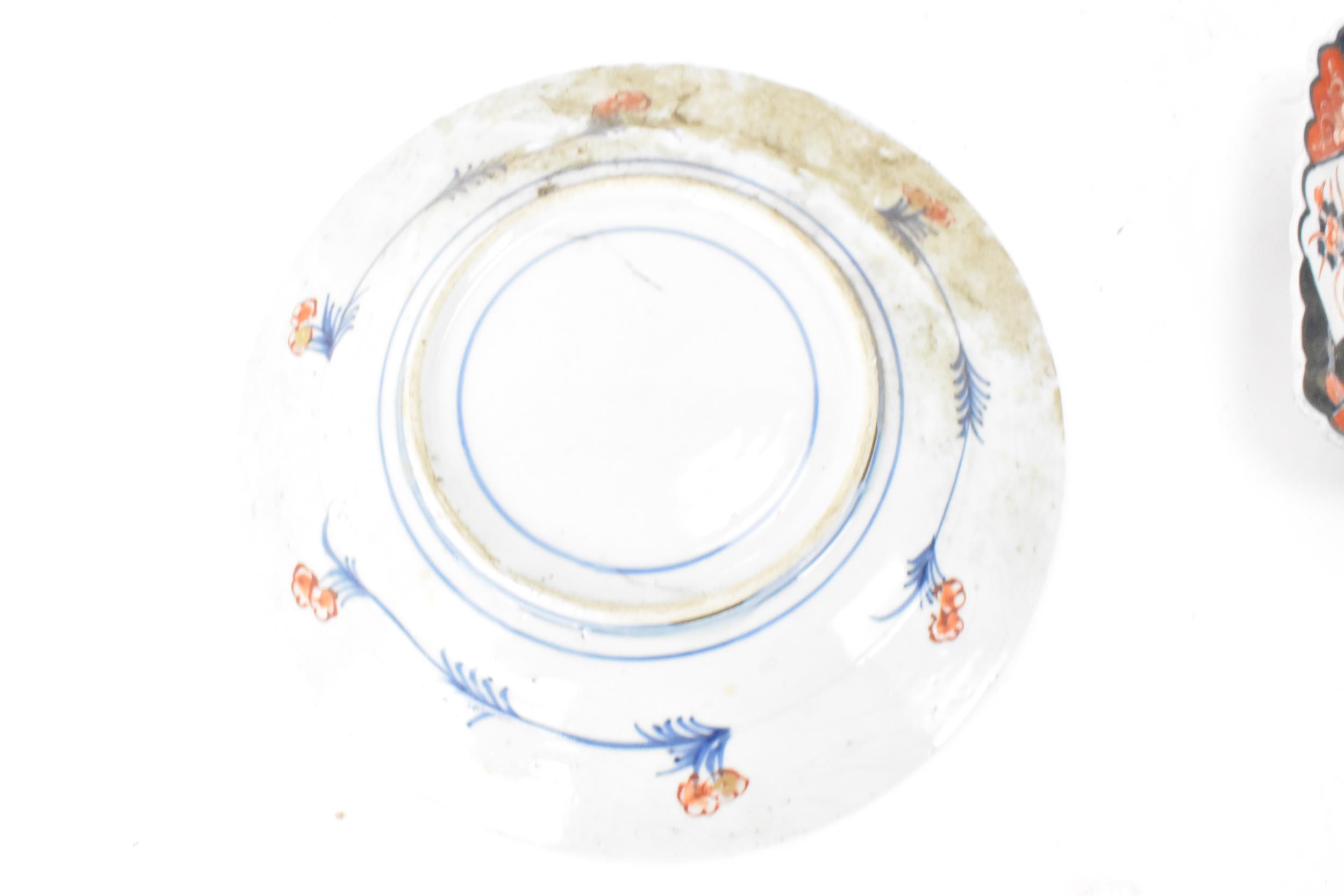 A Chinese export, 18th century, Qianlong period blue and white oval formed dish, decorated with a - Image 7 of 7