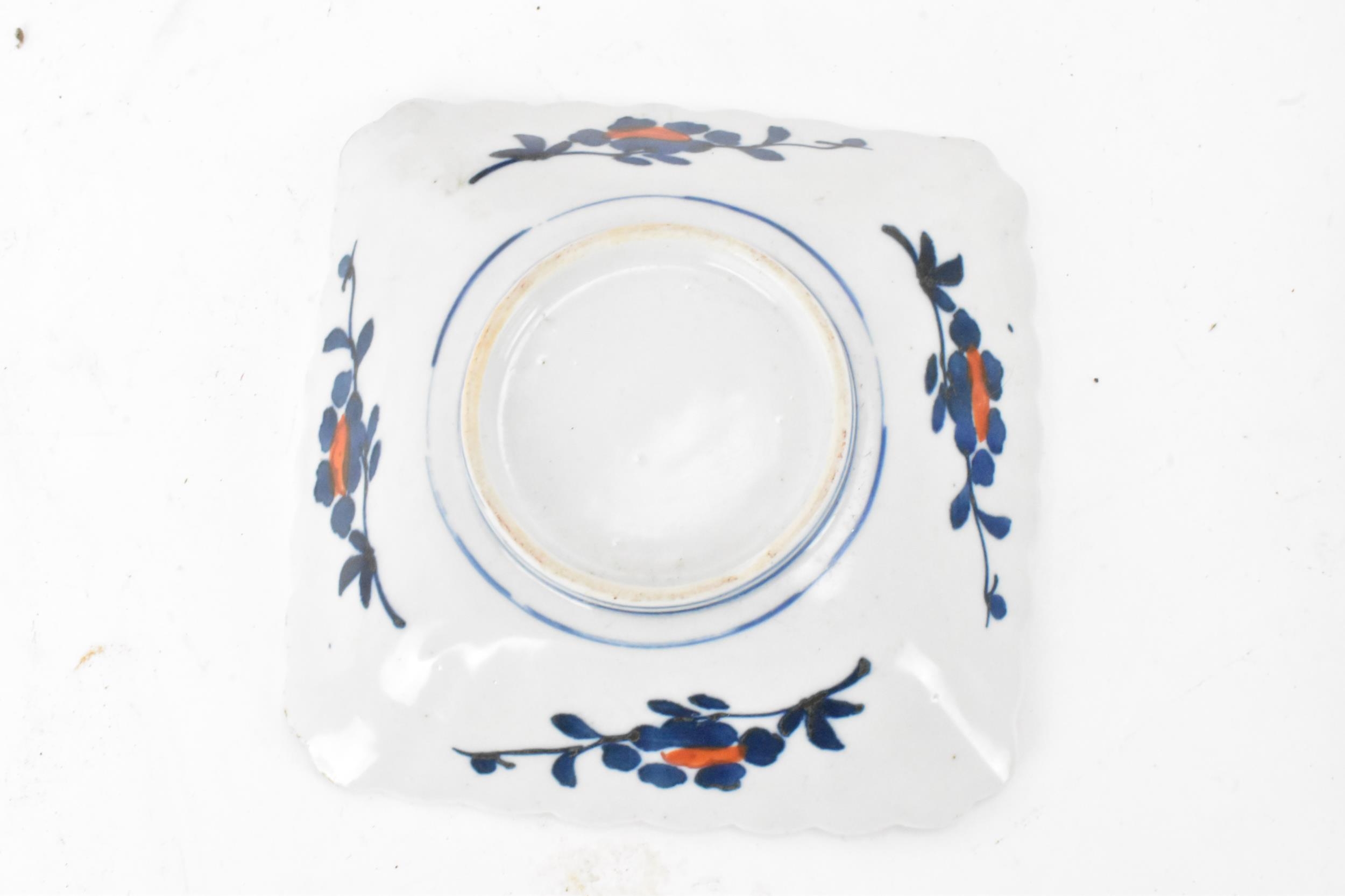 A Chinese export, 18th century, Qianlong period blue and white oval formed dish, decorated with a - Image 5 of 7