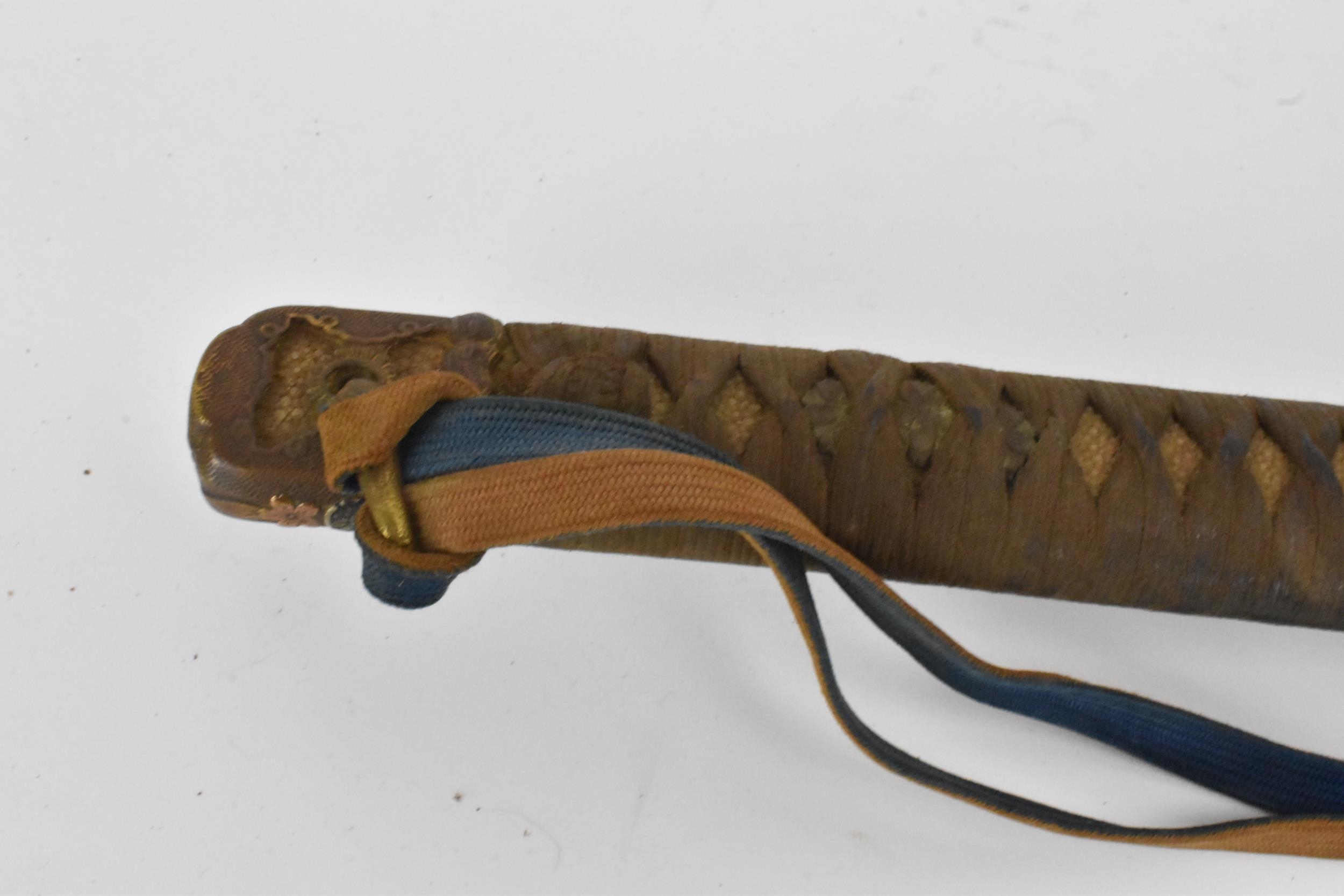 A Japanese WWII Shin-Gunto neo army officers sword, circa 1937-45, the blade inscribed Kio - Image 3 of 21