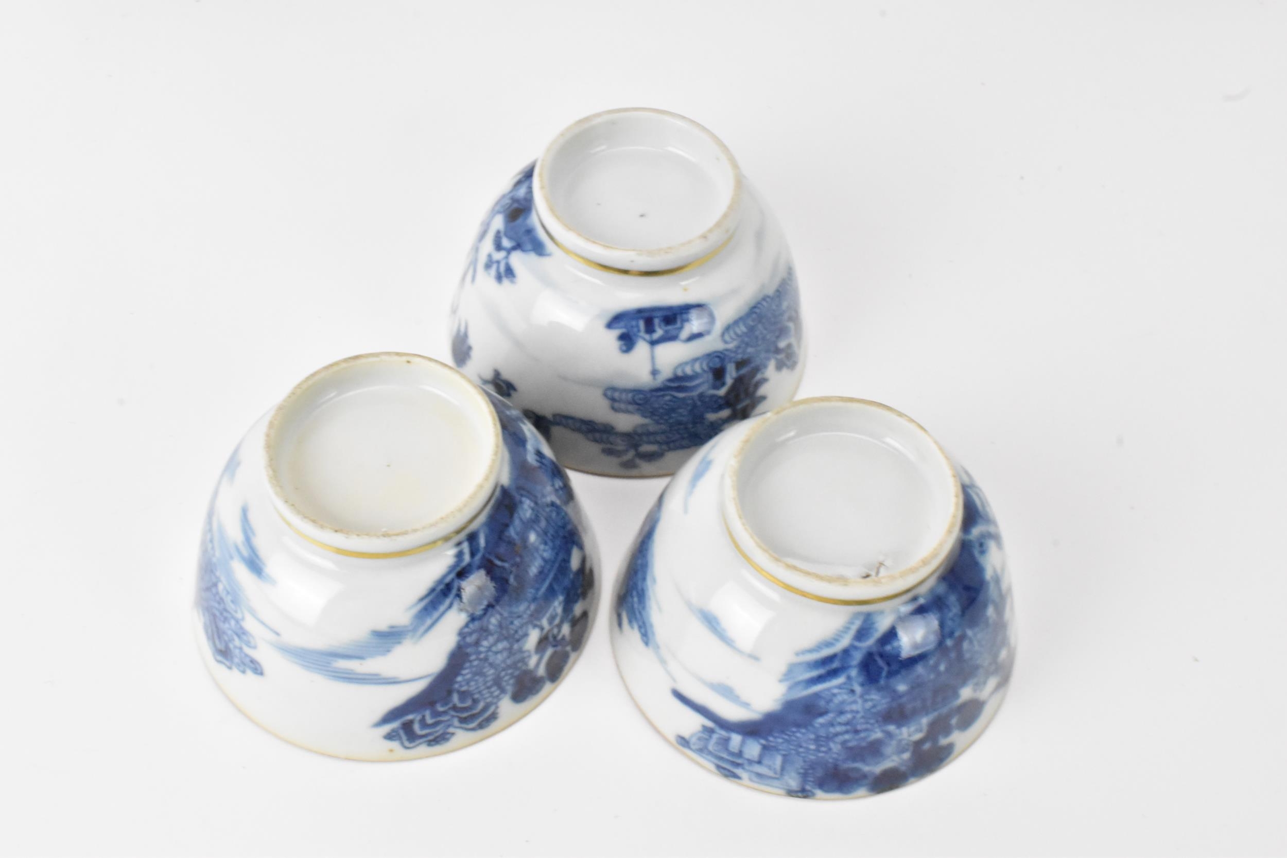 A set of Six Chinese late 18th century, blue and white export porcelain tea bowls and six - Image 2 of 6