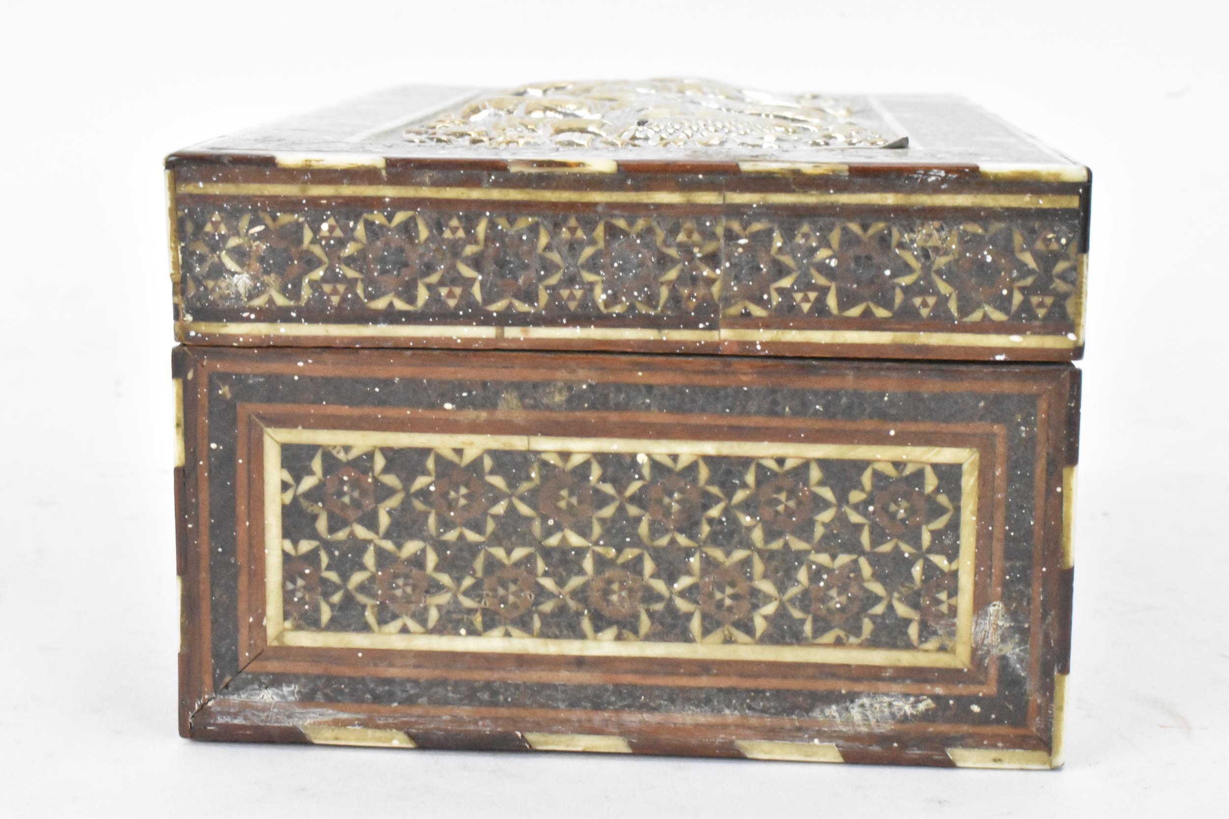 A late 19th century Indo-Persian katamkari cigarette box, decorated with a silver repousse panel - Image 6 of 8