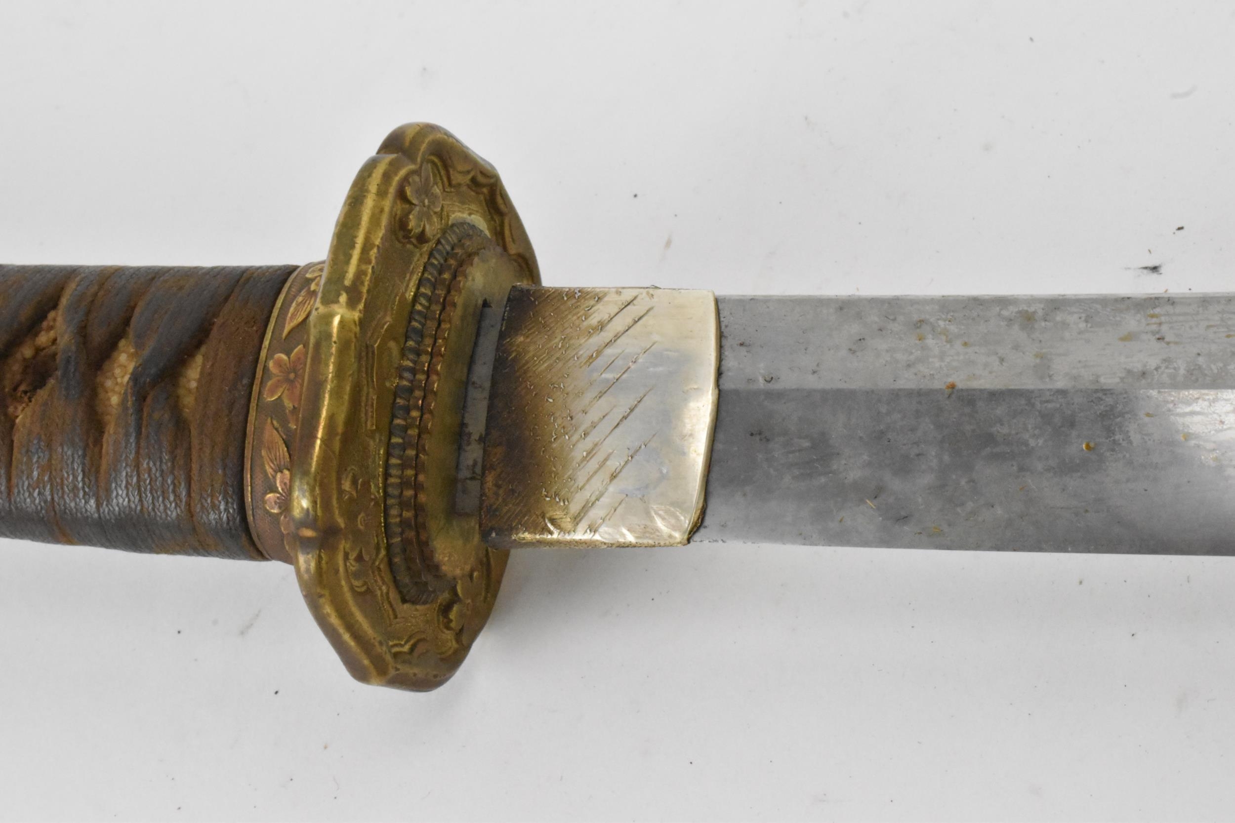 A Japanese WWII Shin-Gunto neo army officers sword, circa 1937-45, the blade inscribed Kio - Image 9 of 21