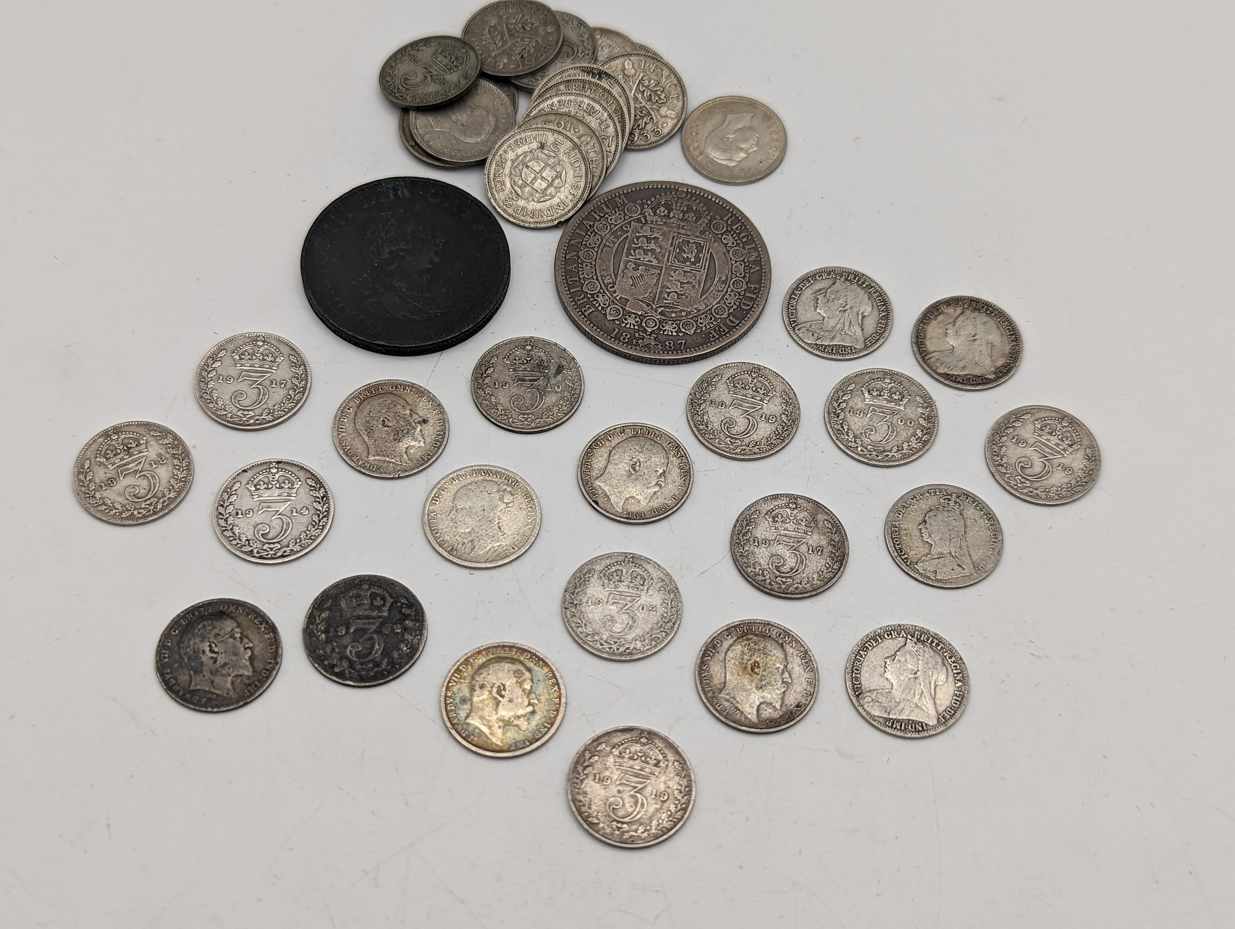 Mixed British Silver Coins - A collection of Victoria and later pre 1920 Threepence (28.60g), and